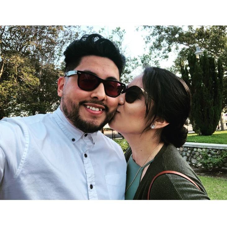 You are the reason I can't stop smiling.
Eres la razón por la que no puedo dejar de sonreír.