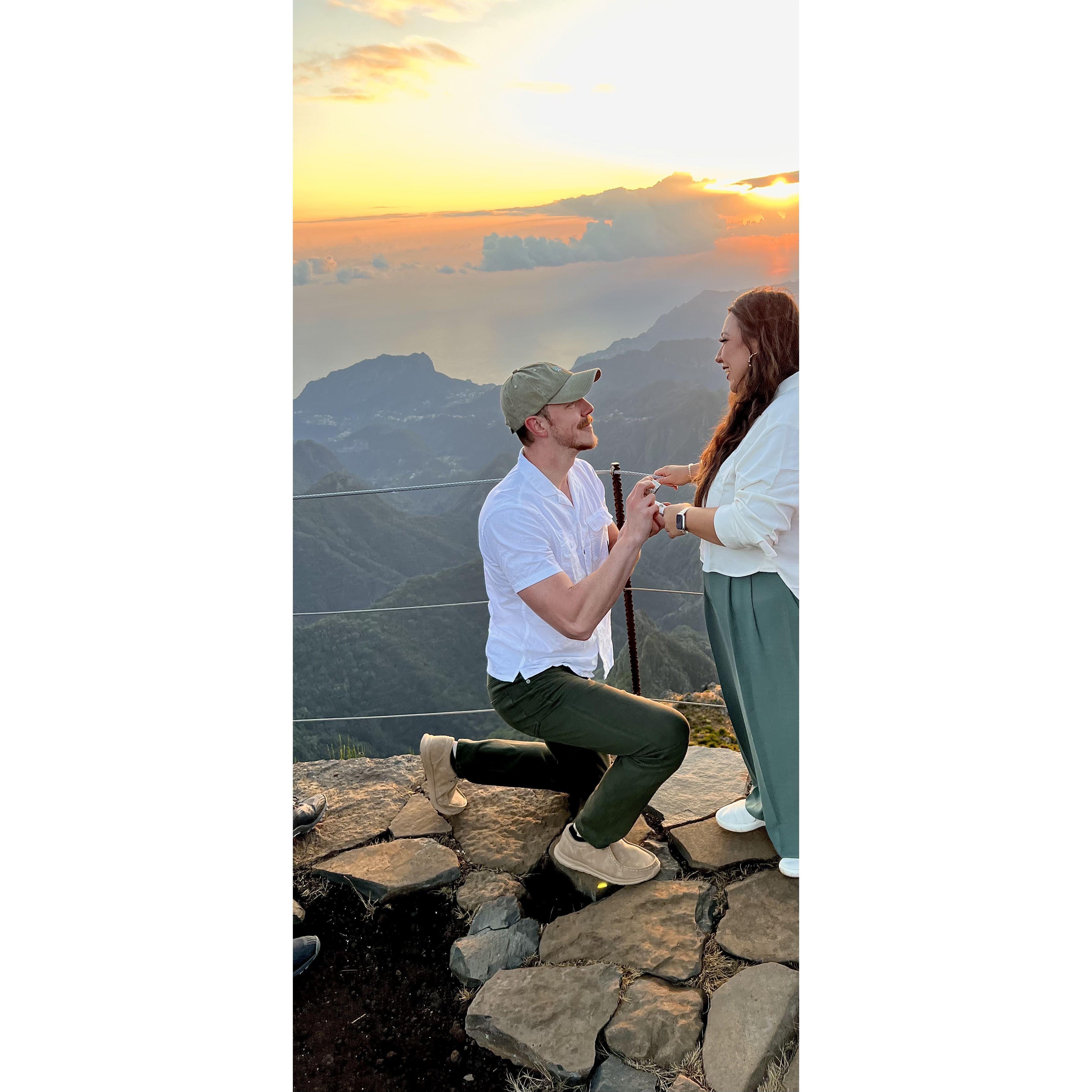 Surprise sunrise engagement on the highest peak of Madeira 09/10/23