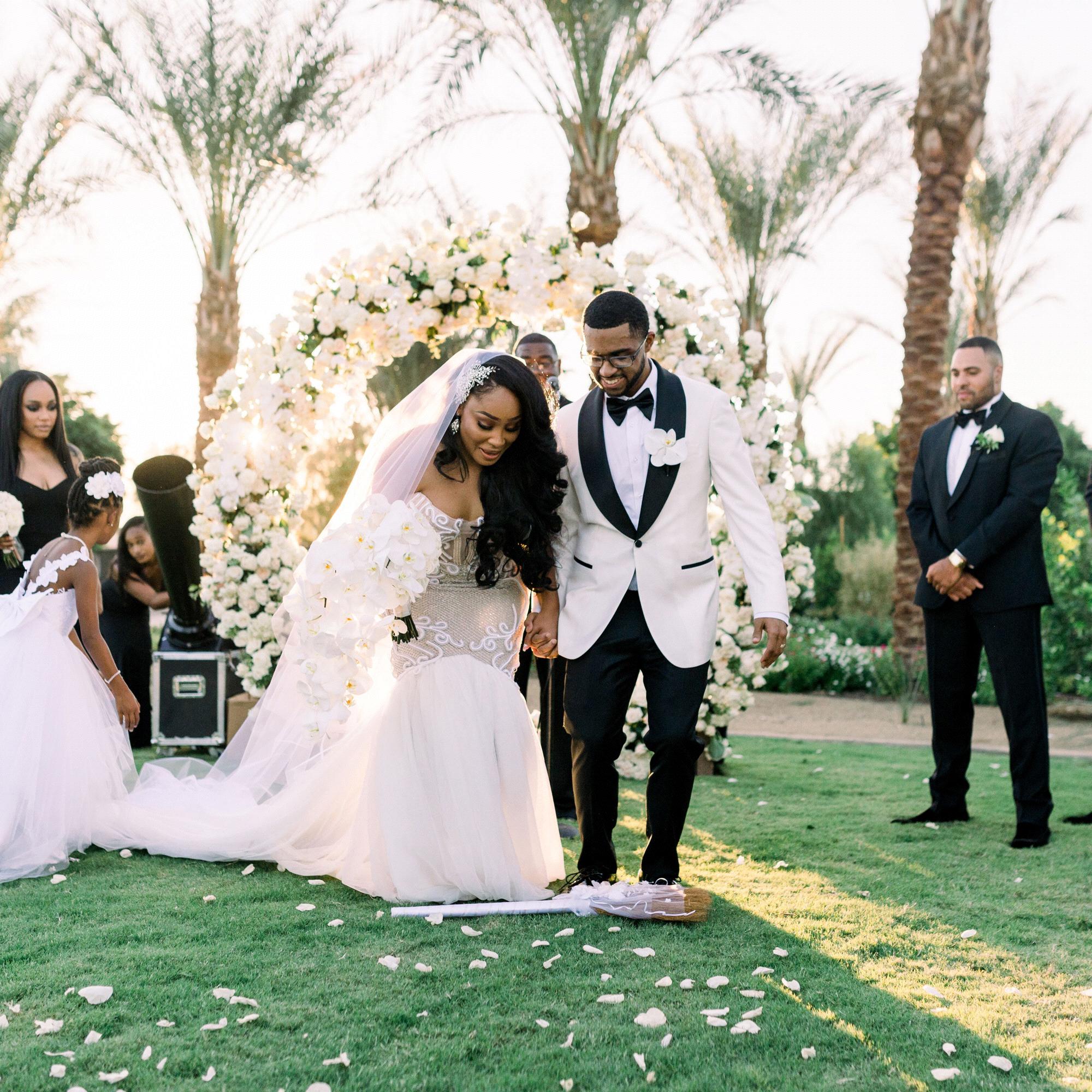 A los esclavos no se les permitía casarse, así que en su lugar brincaron la escoba para significar su unión. El mango es fuerza, las cerdas son familia, y la corbata es lo que une a nuestro amor.