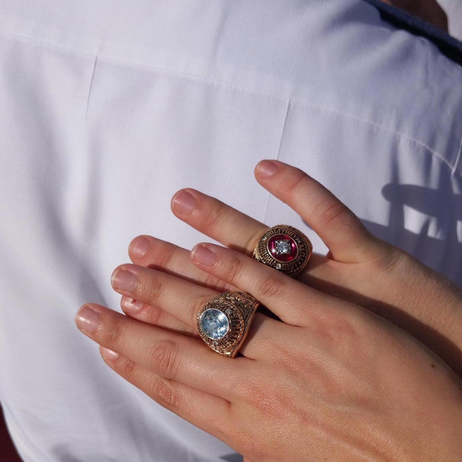 We took this picture of both of our class rings the day we started dating, 09/25/21 -
La foto dei nostri anelli dell'Accademia scattata il giorno che ci siamo messi insieme, 25.09.21