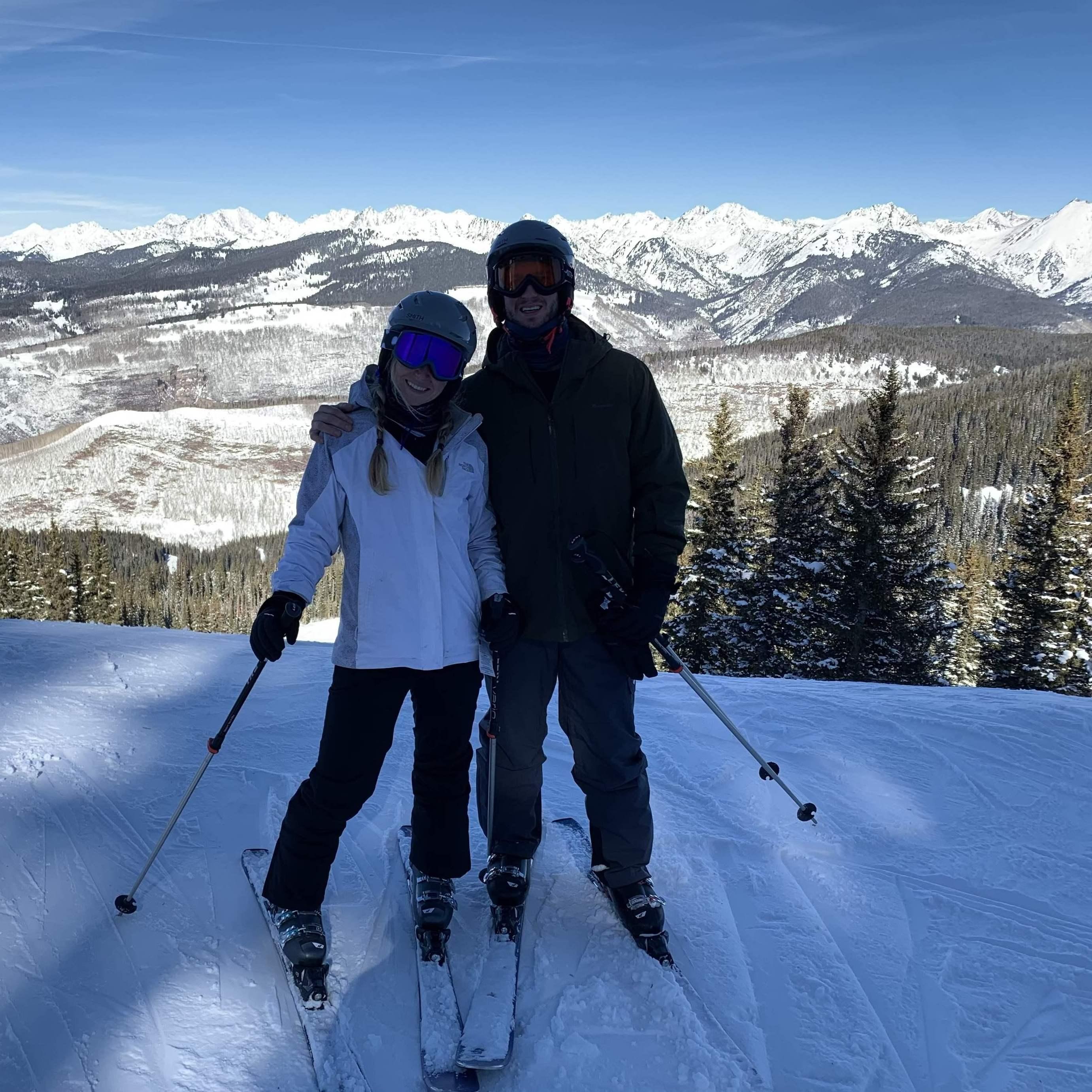 Jen & Alex do skiing