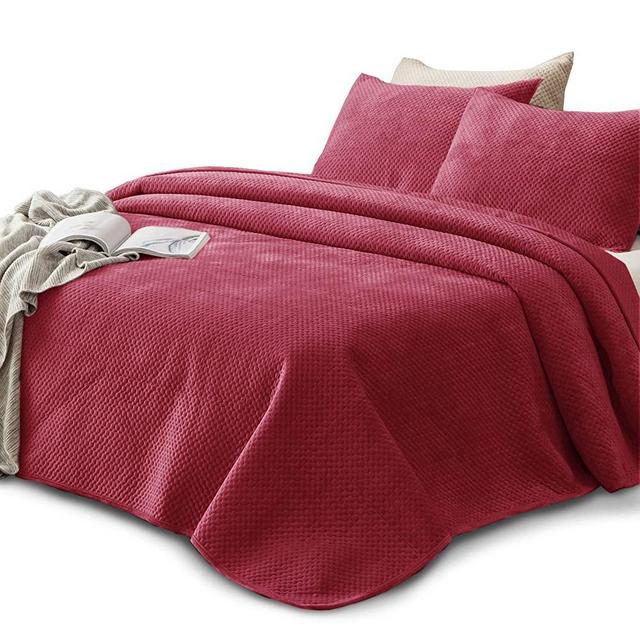 KASENTEX Plush Poly Velvet Lavish Design Quilt Set - Luxurious Bedding Soft & Warm Machine Washable Coverlet (Holly Red, King + 2 Shams)