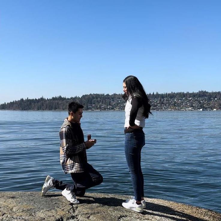 💍 Port Moody – Donde la historia cambió ✨
El momento en que nuestros corazones casi explotan de felicidad. Lágrimas, risas y el “sí” más hermoso de nuestras vidas.