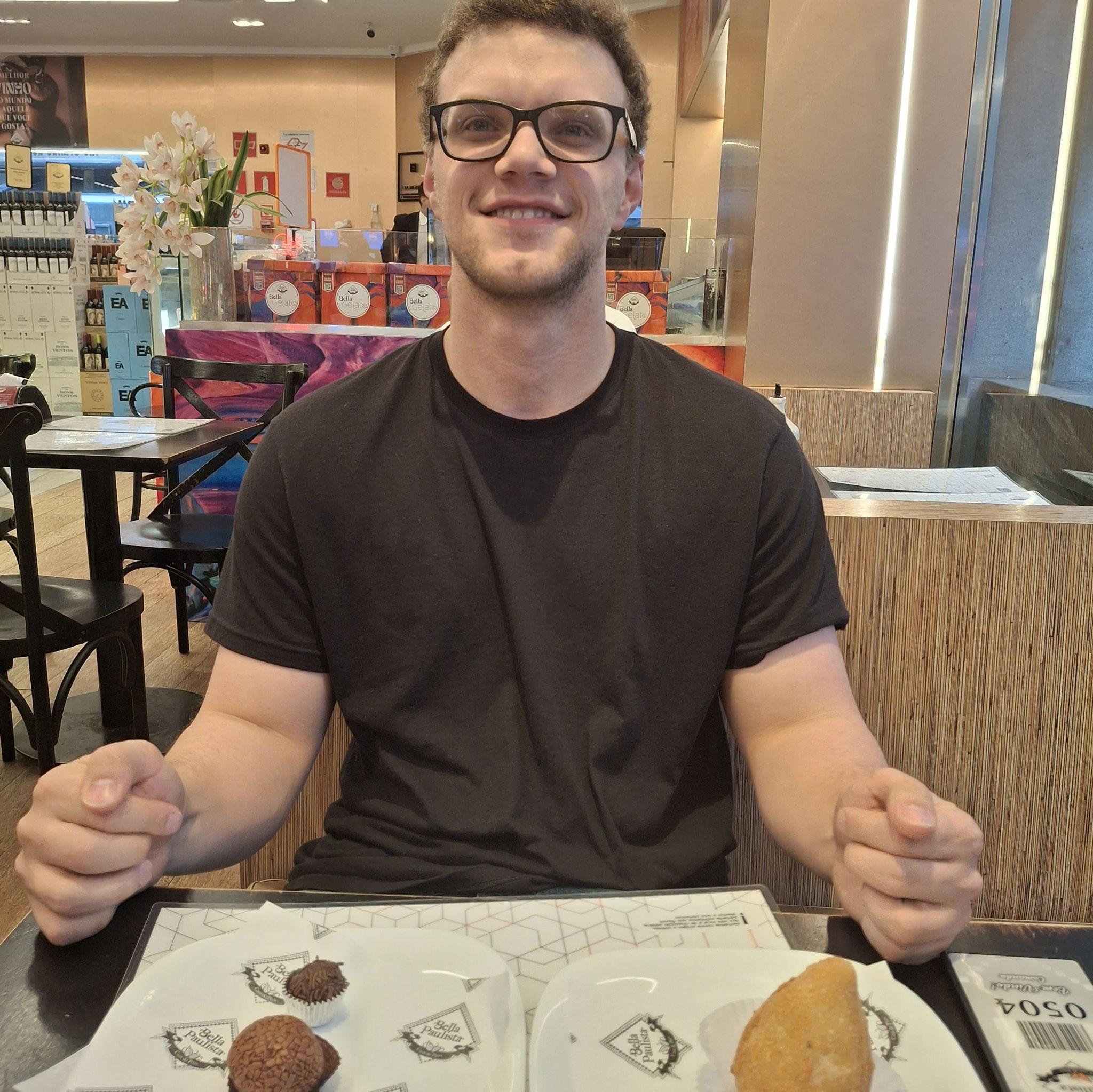 Um gringo com sua coxinha e brigadeiro não quer guerra com ninguém