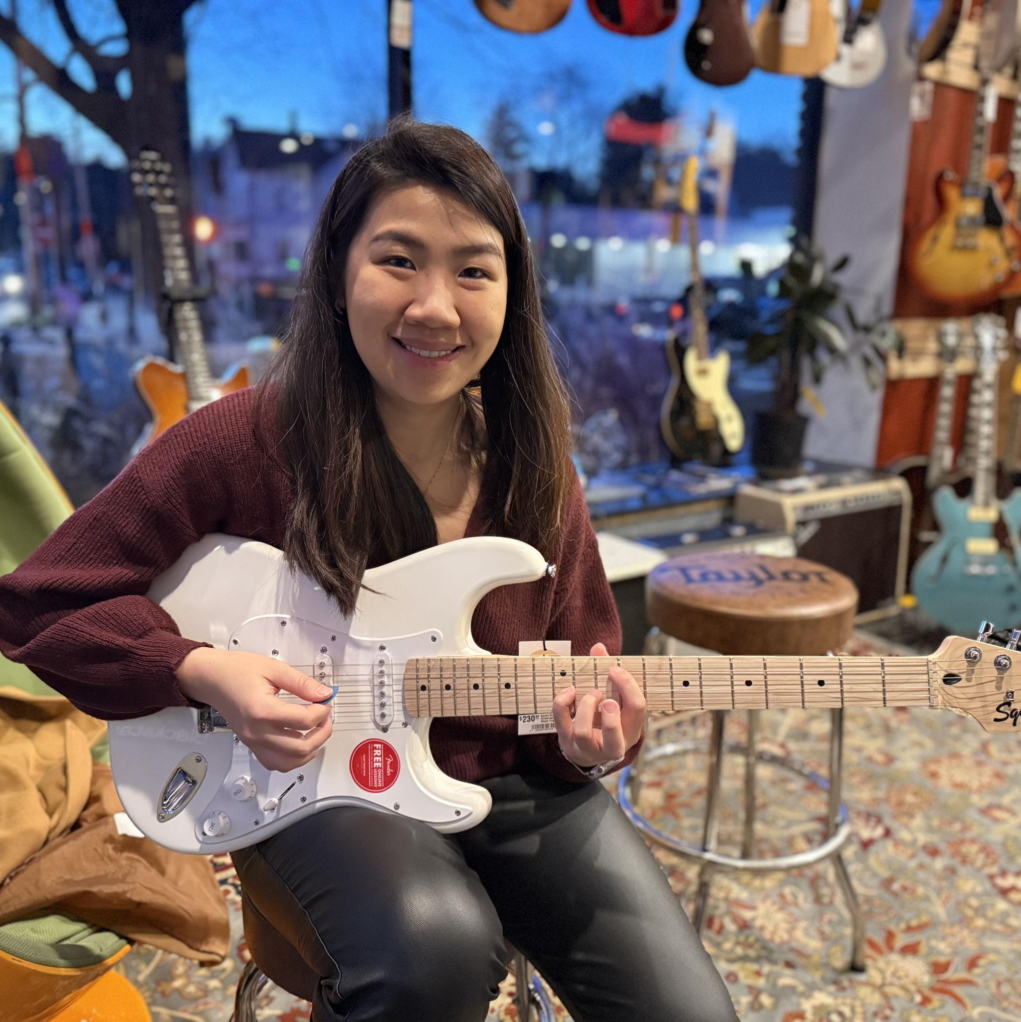 Guess where is the one place that Anthony keeps bringing Eunice to go on a date? You guessed it right, a guitar shop! LOL