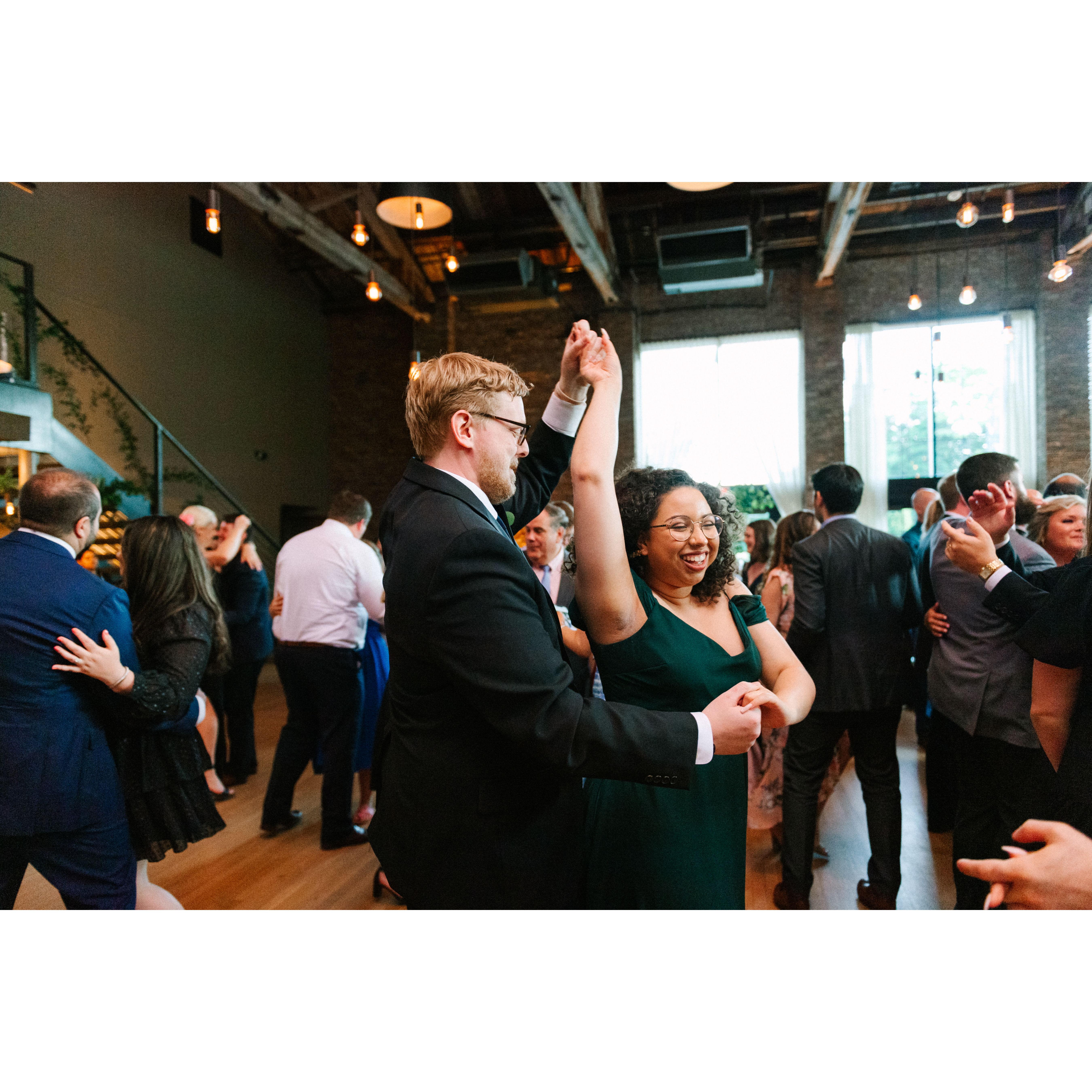 June 2022: Dancing at Matt's brother's wedding | Bailando en la boda del hermano de Matt