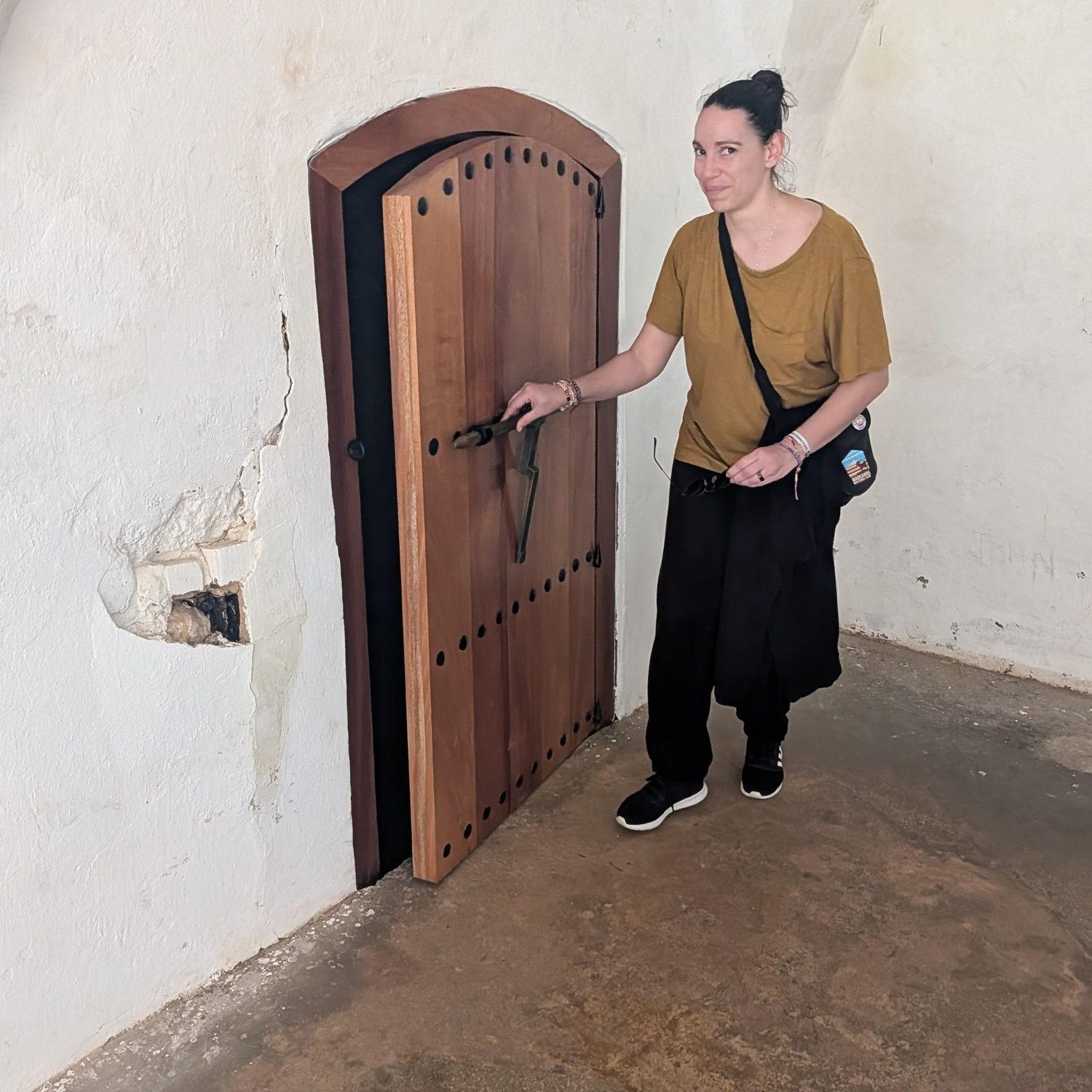Noemi poking appropriately sized door for her.
**Aquí estoy tocando una puerta "del tamaño apropiado para mí".