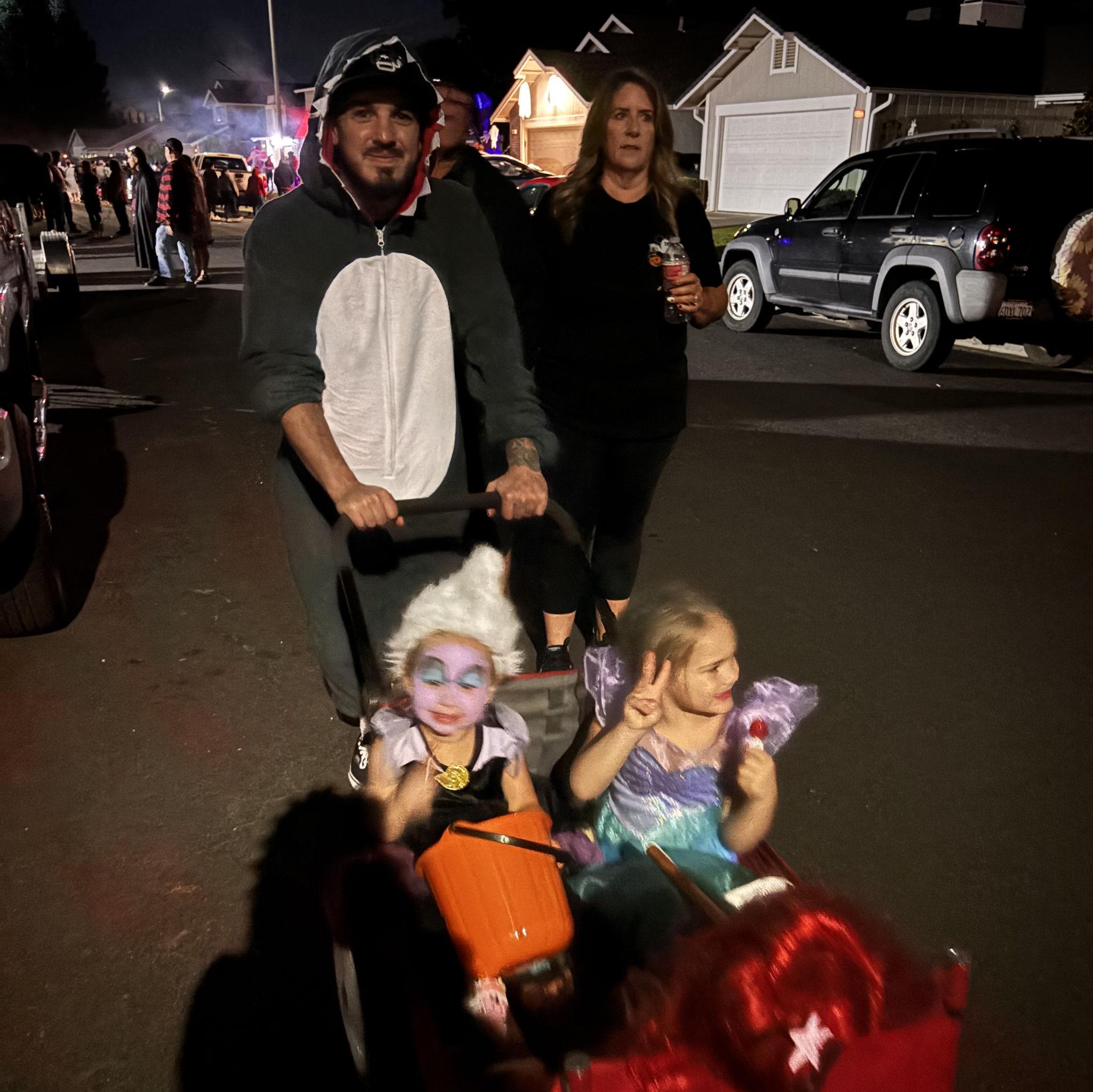 Halloween with our nieces 💛