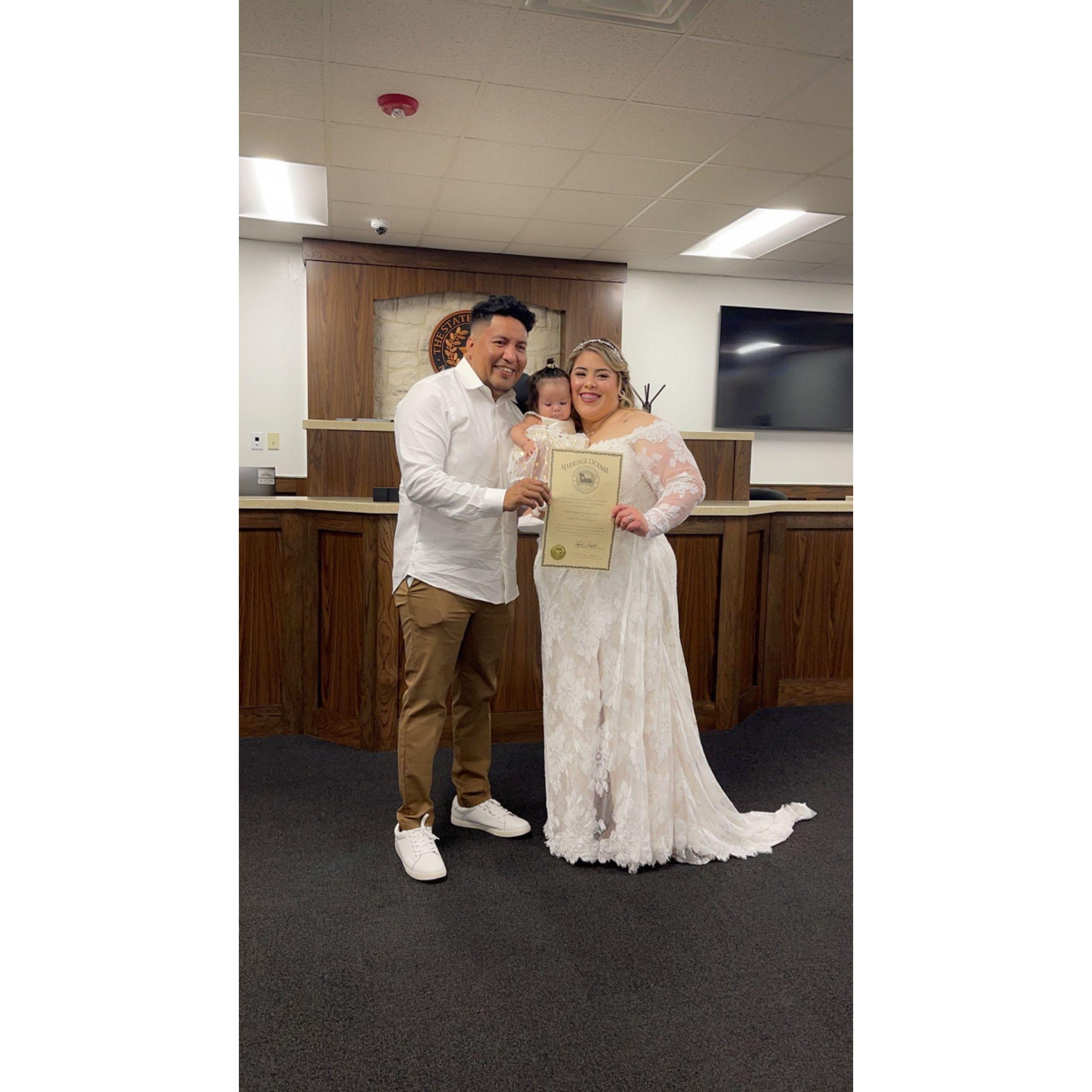 At our courthouse wedding with our daughter! ¡En nuestra boda civil con nuestra hija!