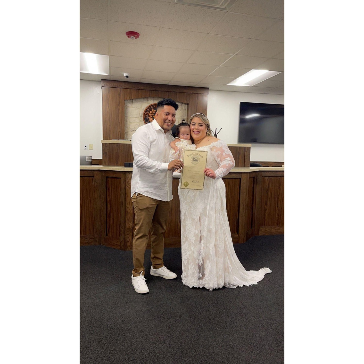 At our courthouse wedding with our daughter! ¡En nuestra boda civil con nuestra hija!