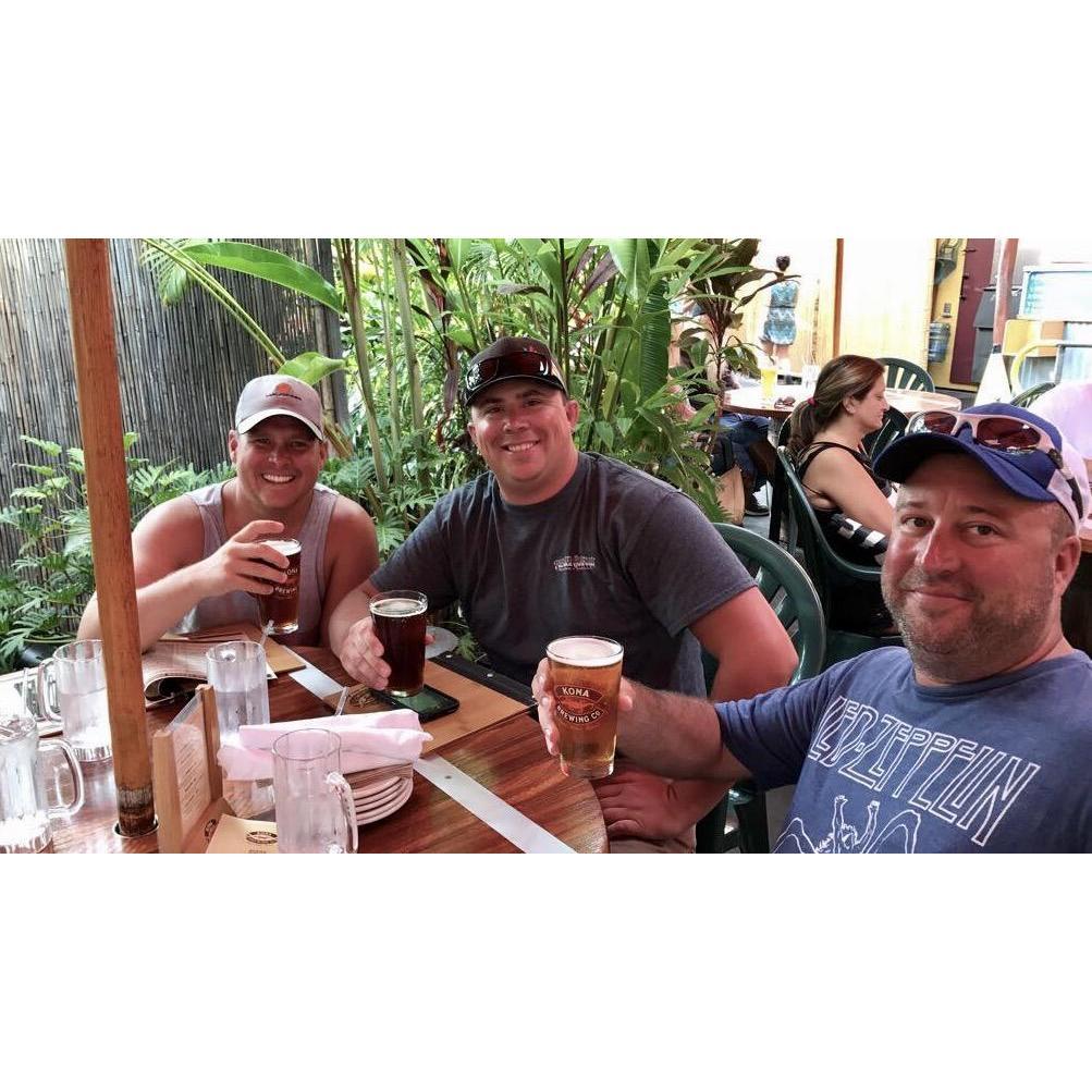 Beers and live music at Kona Brewing Company with Rico and groomsman Scott