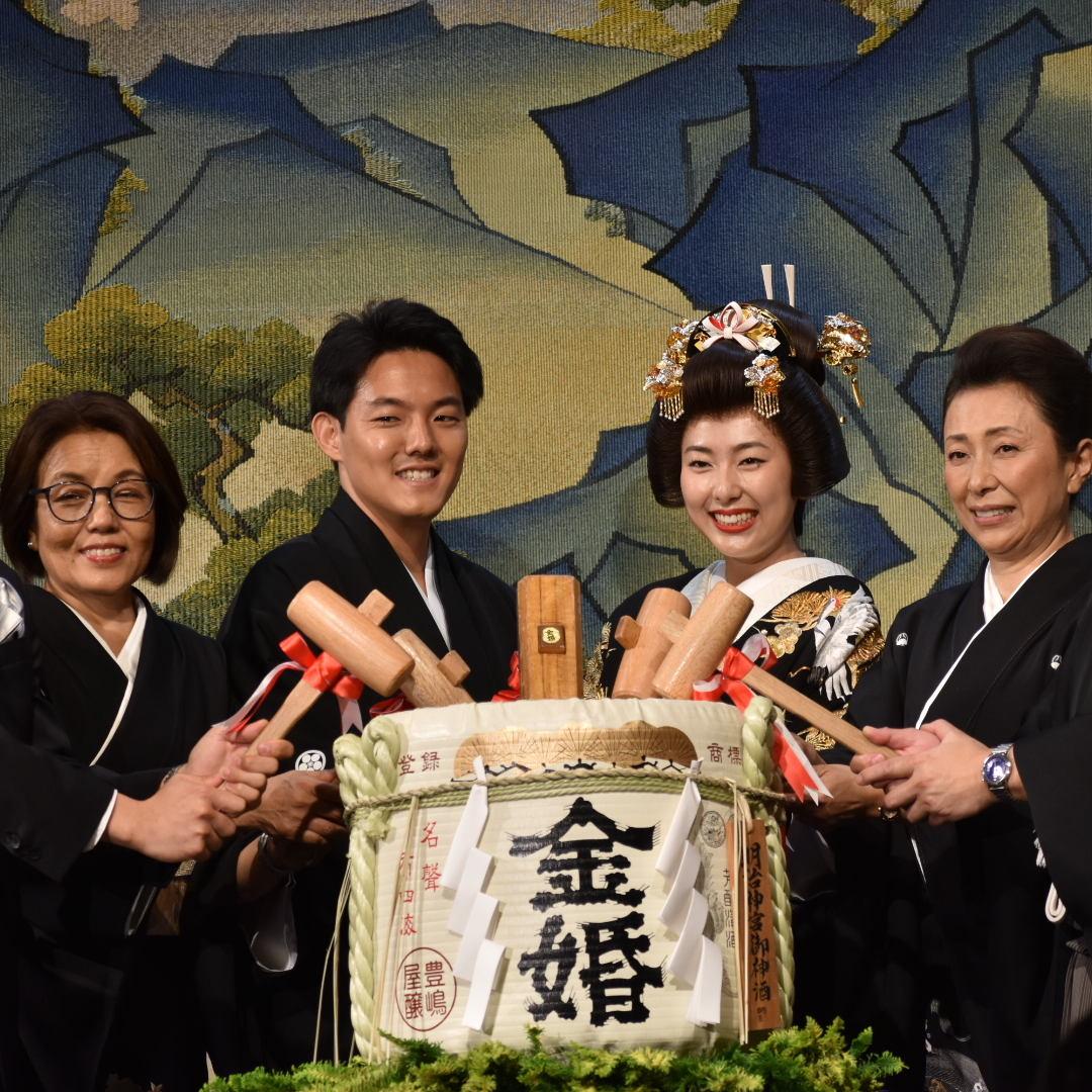 We opened the sake barrel for a tradition called the Kagami Biraki. This celebration symbolizes a new beginning and transition to new stages of life.