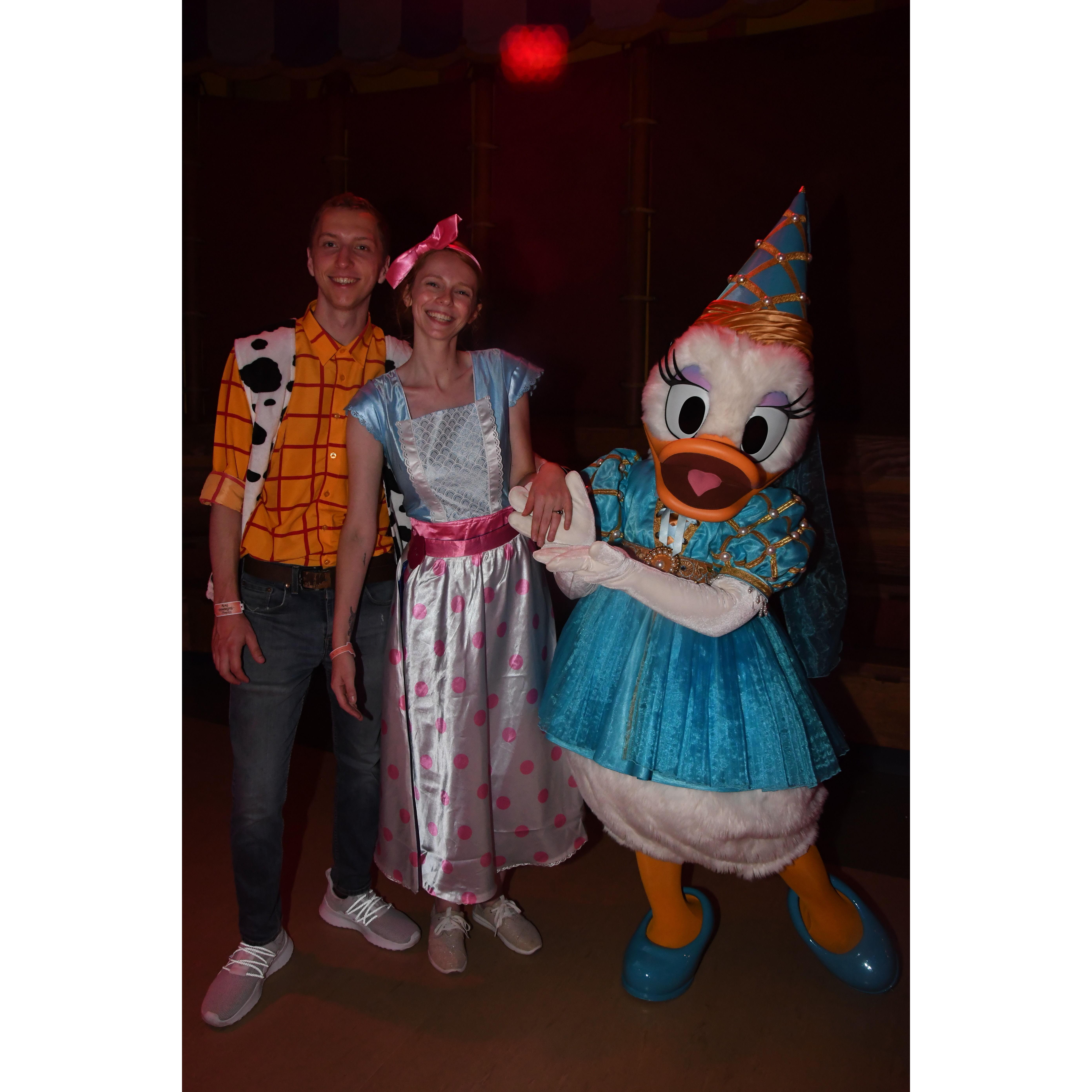 Daisy showing off the bride's ring <3