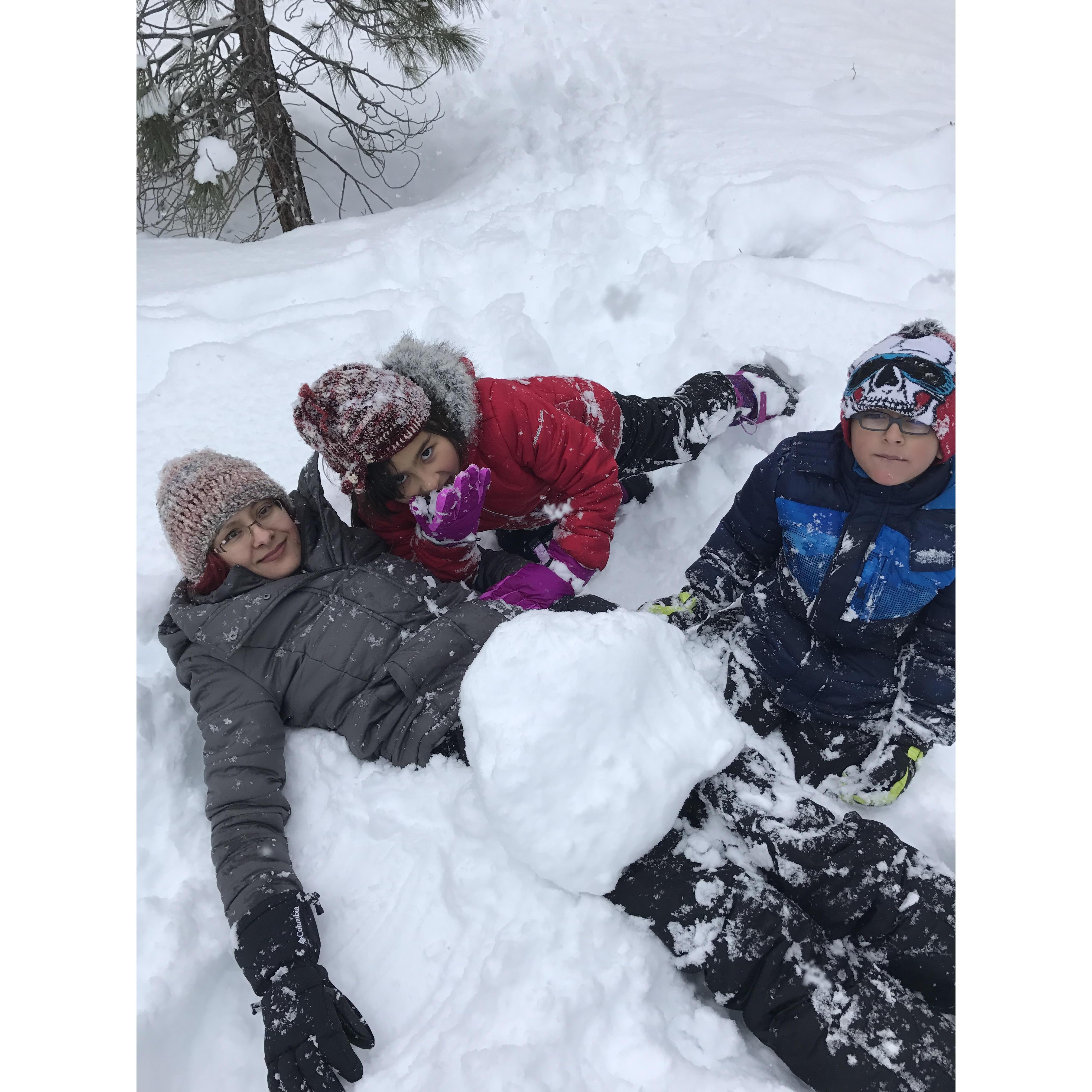 Snow play! ⛄️ 🤰🏽