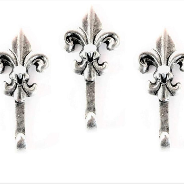 NORMA JEAN DESIGNS Mini Metal Fleur De Lis Wall Decor Hooks, Set of 3, Silver