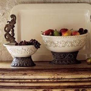 GG COLLECTION Acanthus 9.5 Inch Round Serving Bowl W/ Pedestal Cream