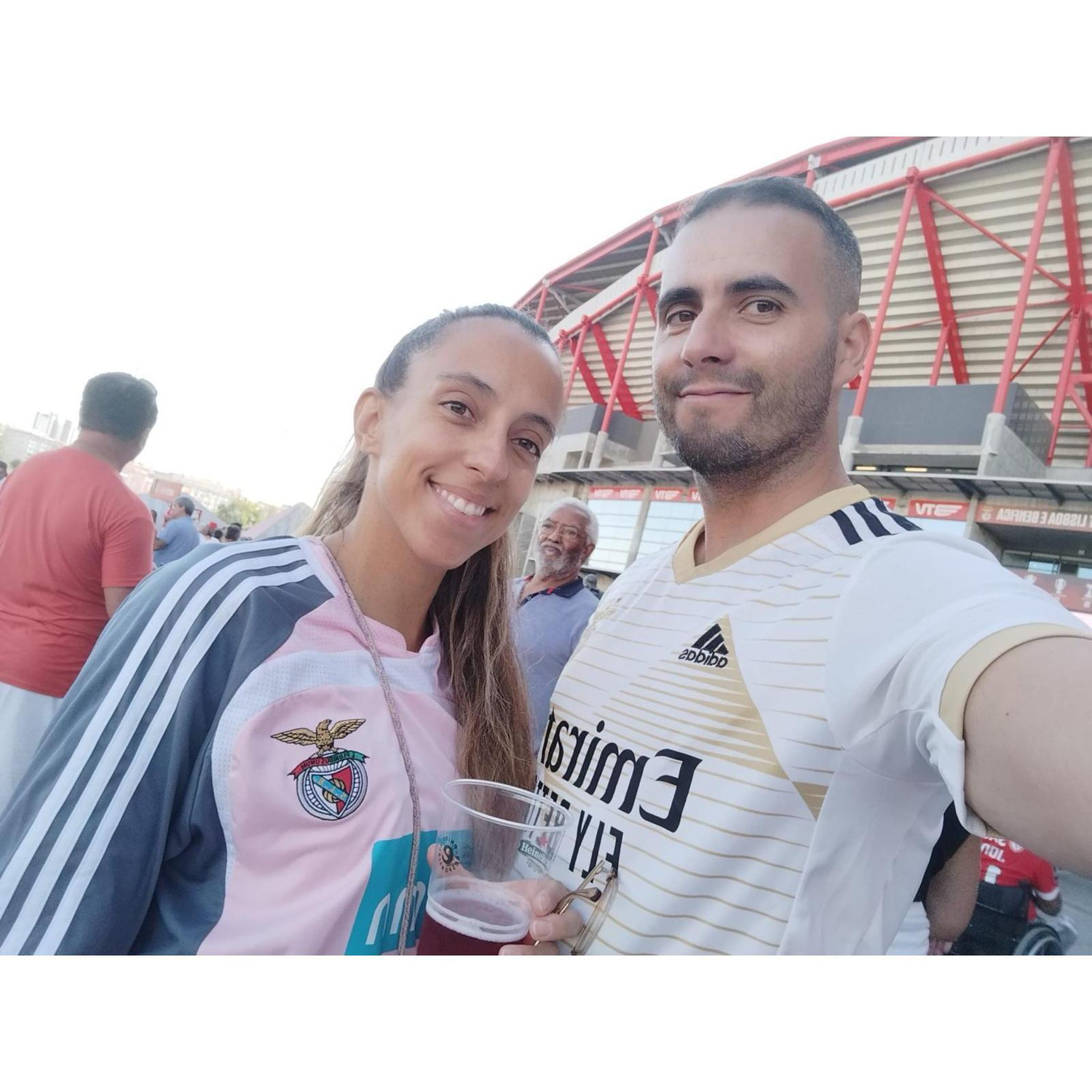 Sendo os dois benfiquistas, não poderia faltar a primeira fotografia do primeiro jogo que vimos juntos