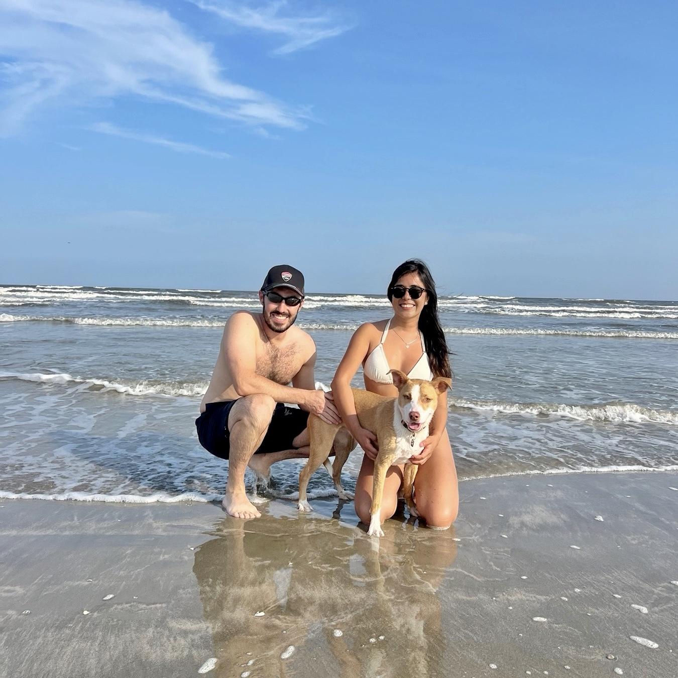 Ruby’s first time to the beach! Galveston, TX Marzo 2024