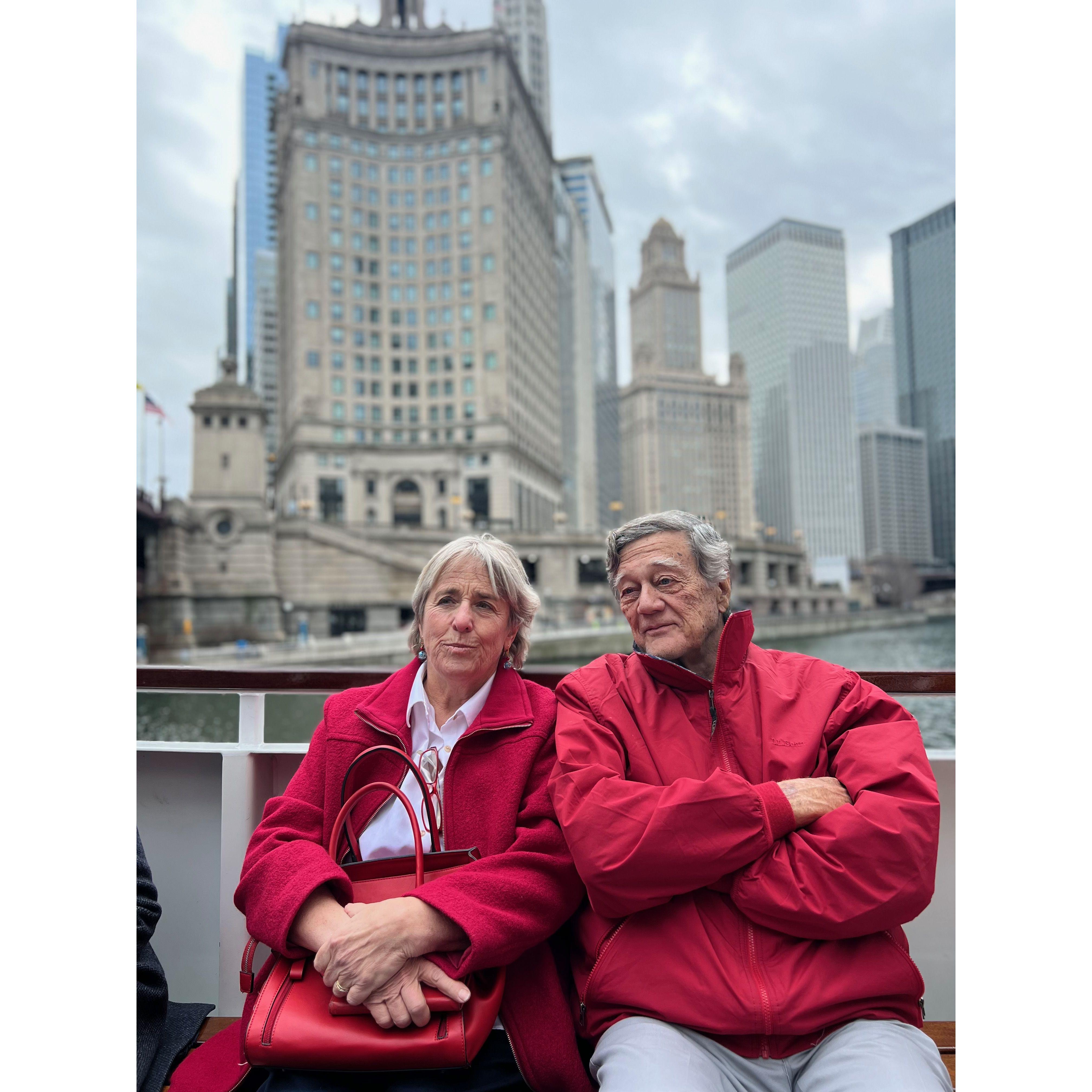 Diana met Conor’s parents when they came to visit in Chicago (this is on the boat tour). Conor的父母第一次来到了芝加哥看Conor和Diana，他们一起坐游船观光。