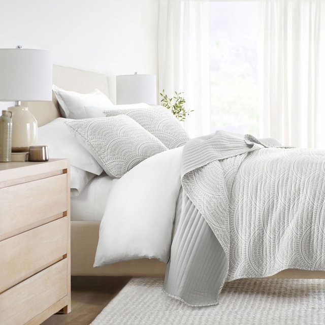 Luxury Lightweight Reversible Quilted Coverlet Set - Becky Cameron , Scallop / Light Gray, King/California King