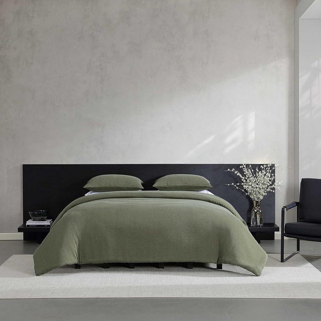Vera Wang - Queen Comforter Set, Soft Cotton Blend Matelassé Bedding with Cotton Percale Reverse, Textured 3 Piece Bed Set with Matching Pillowcases (Carved Lines Green)