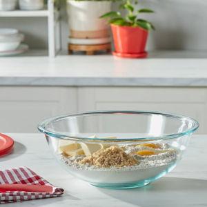 Pyrex 2pc 4qt and 2.5qt Glass Mixing Bowls with Plastic Lids