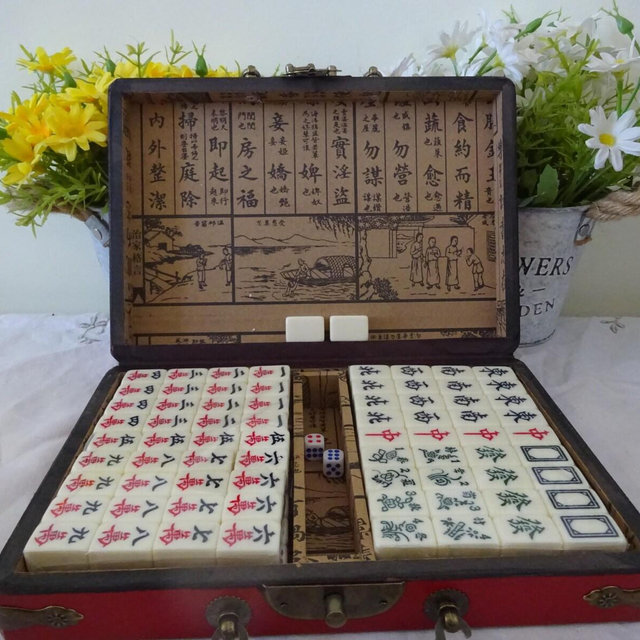 Lovely mah-jong set with decorated case 144 piece Mah-jong set with instructions
