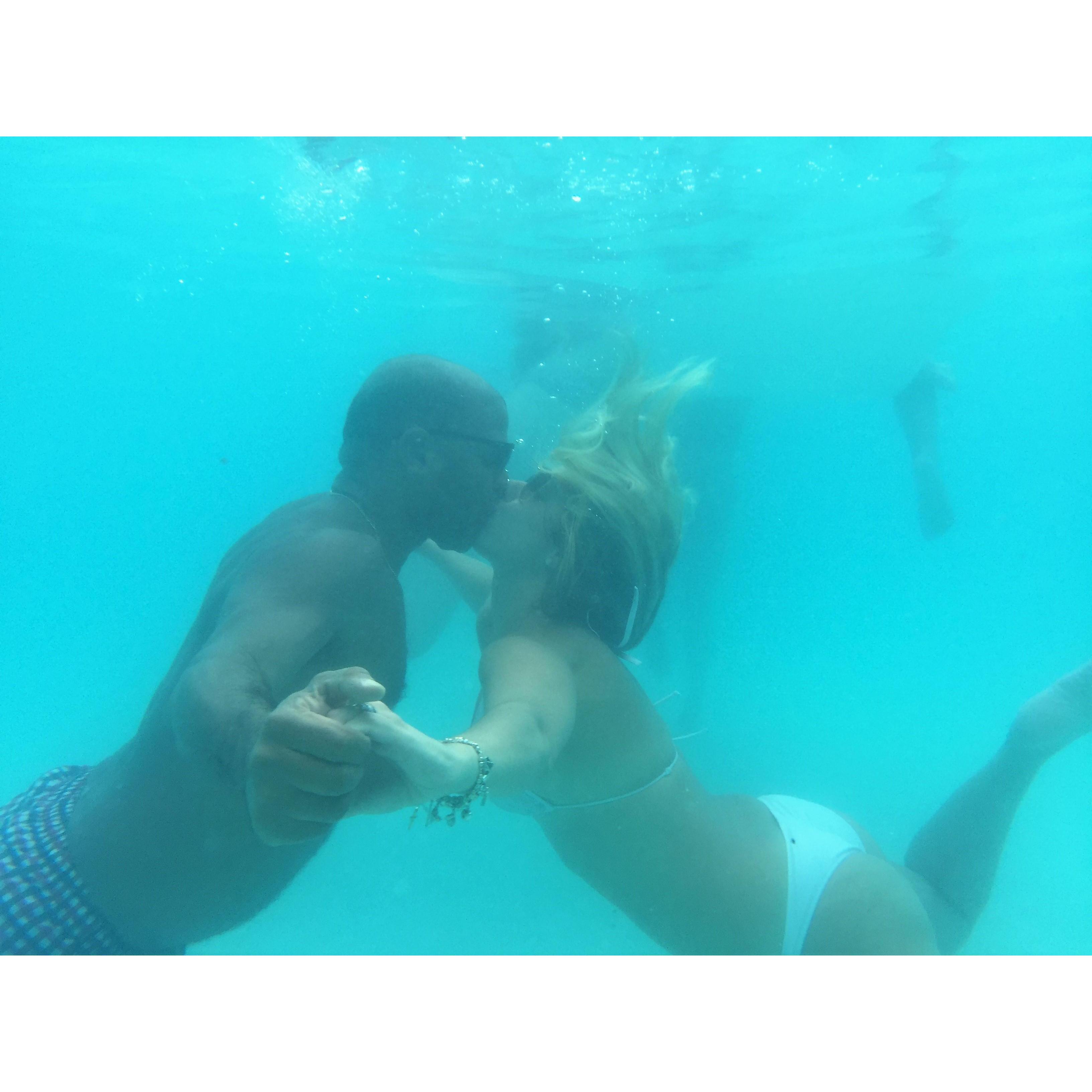 In the end is always LOVE.
No final tudo se resolve in AMOR.
Amor submarino.