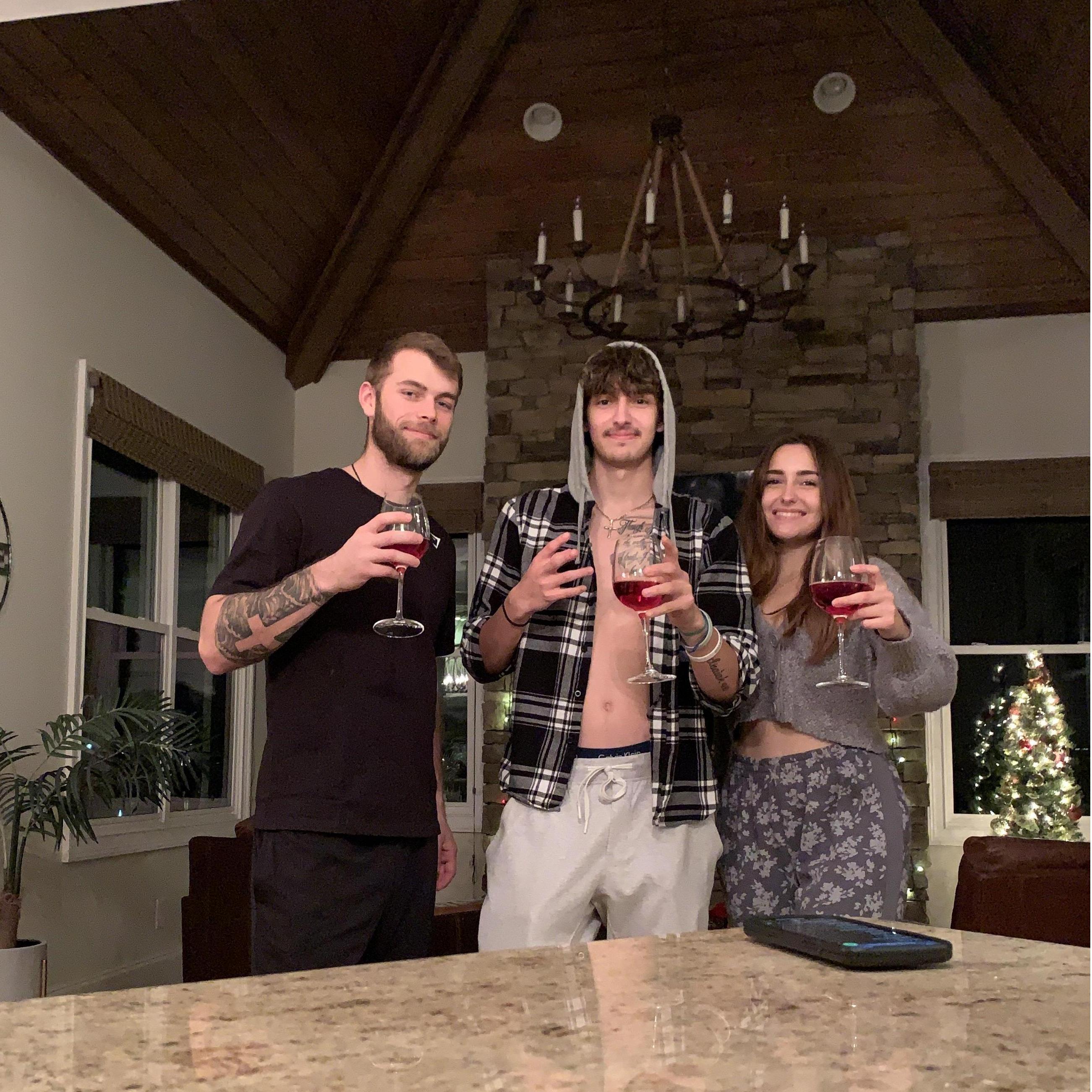 December 31, 2021 - We celebrated New Year's Eve with John, playing just dance and drinking wine, which in my opinion is the best way to spend the night!