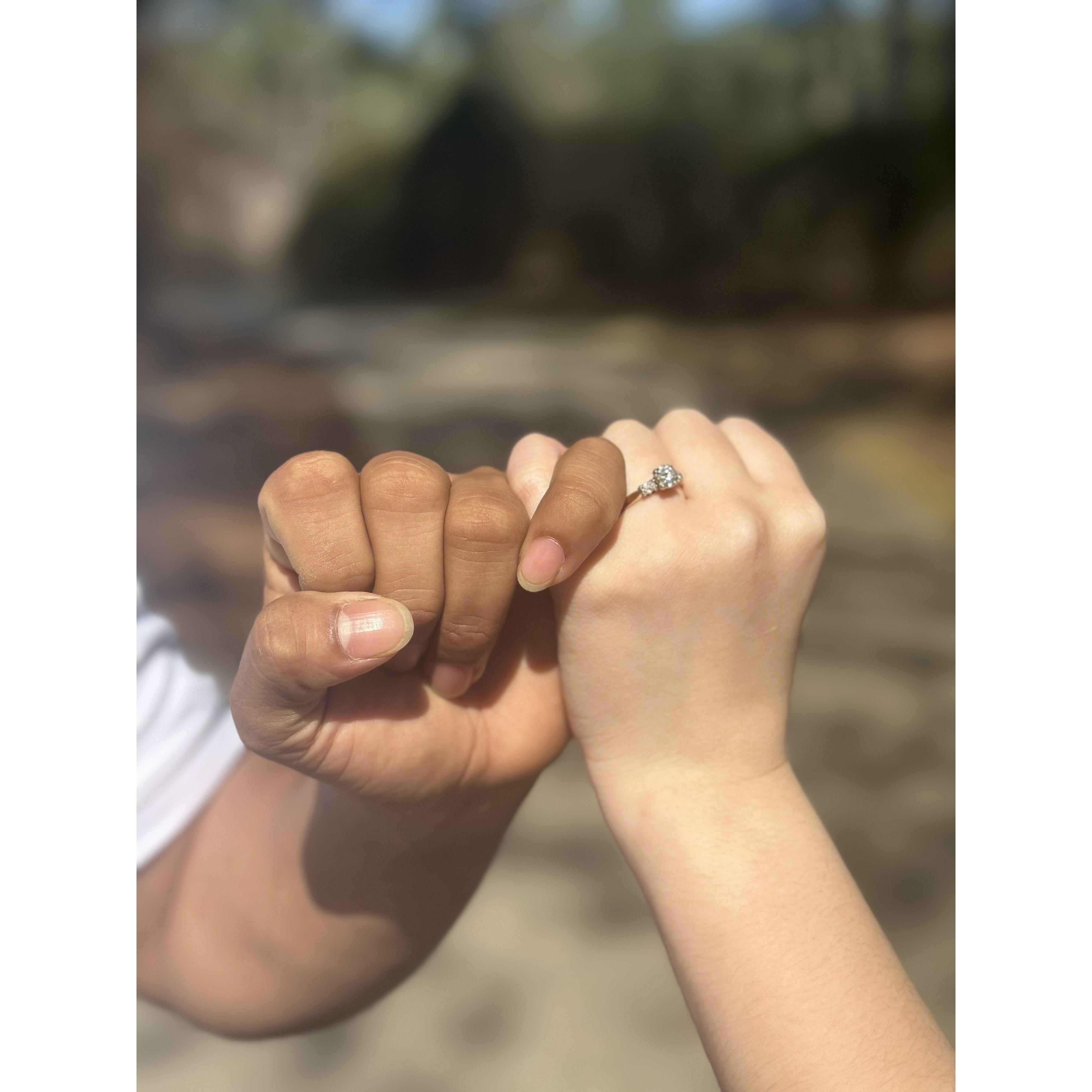 "Y nosotros hemos llegado a saber y creer que Dios nos ama. Dios es amor. El que permanece en amor, permanece en Dios, y Dios en él."
1 Juan 4:16