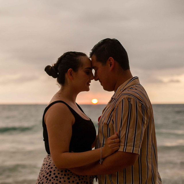 Sesión de fotos en la playa al atardecer