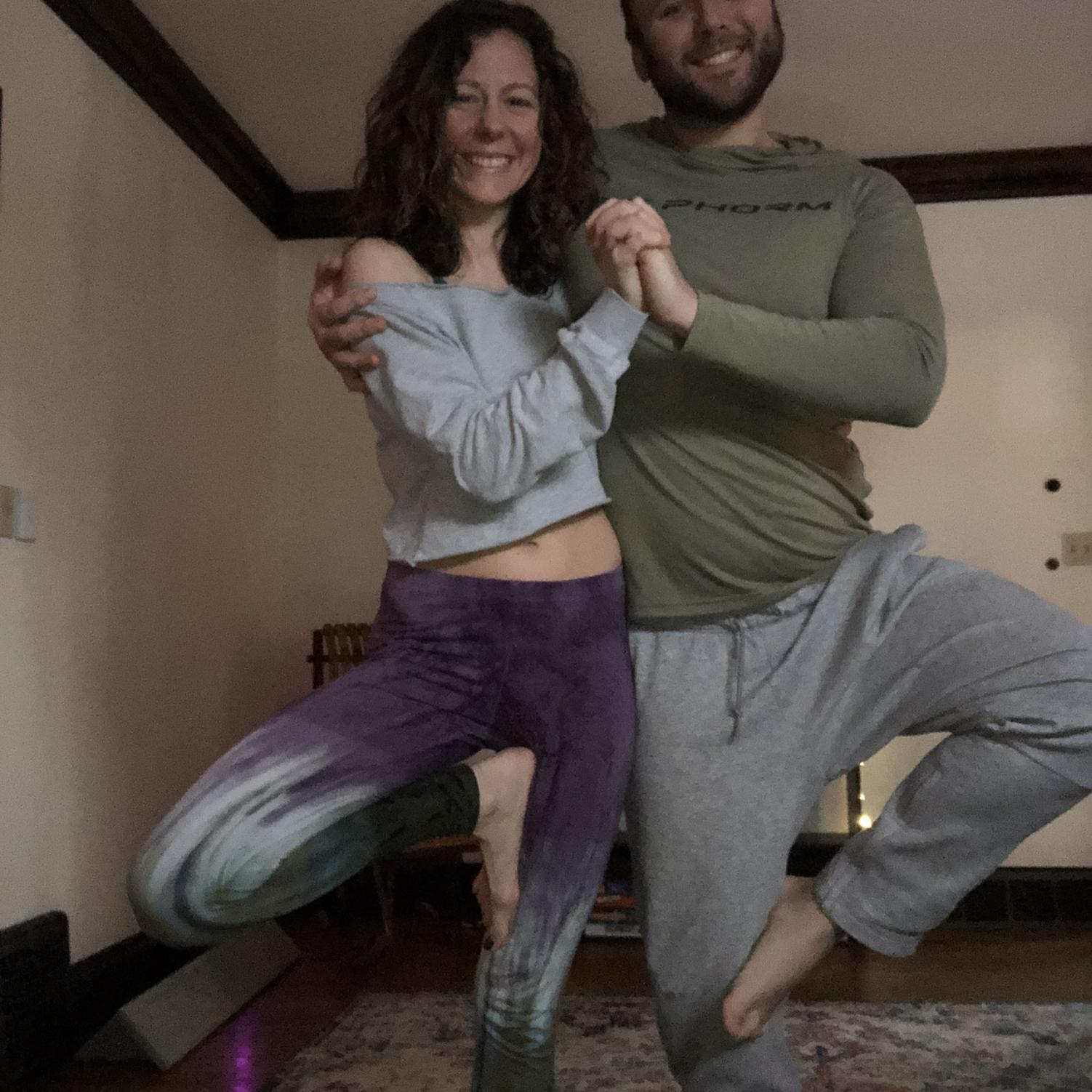 Valentines Day couples yoga 💜💚 
February 2021