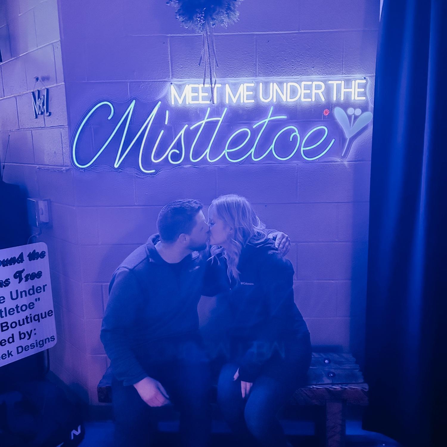 Kiss* me under the mistletoe 😘