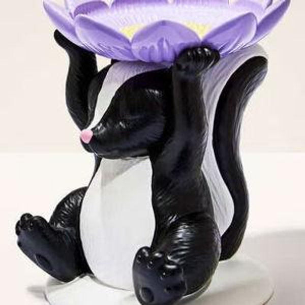 Flowery Skunk Pedestal