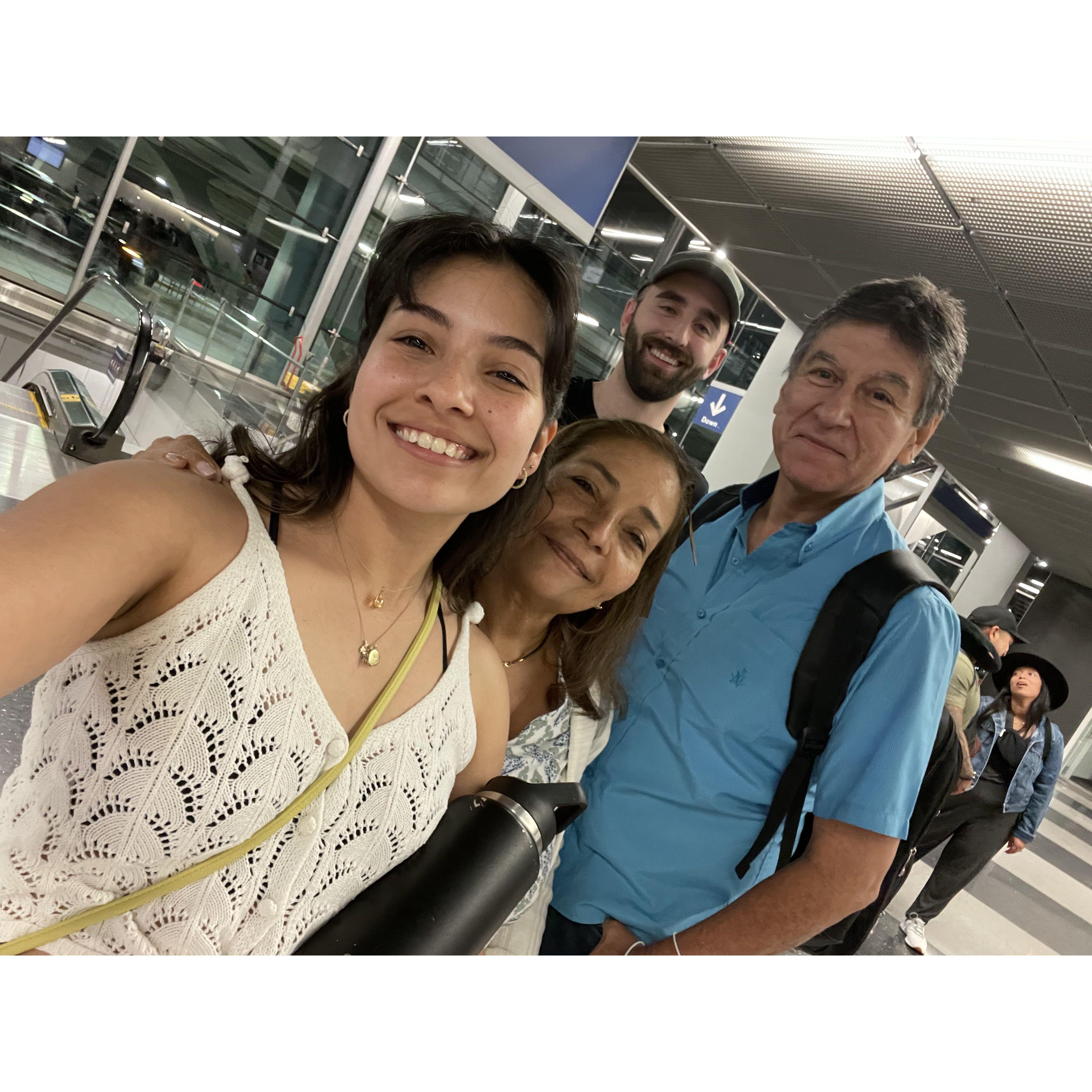 When Will met "Los suegros", here we are picking them up at the Chicago airport. 05/12/2022