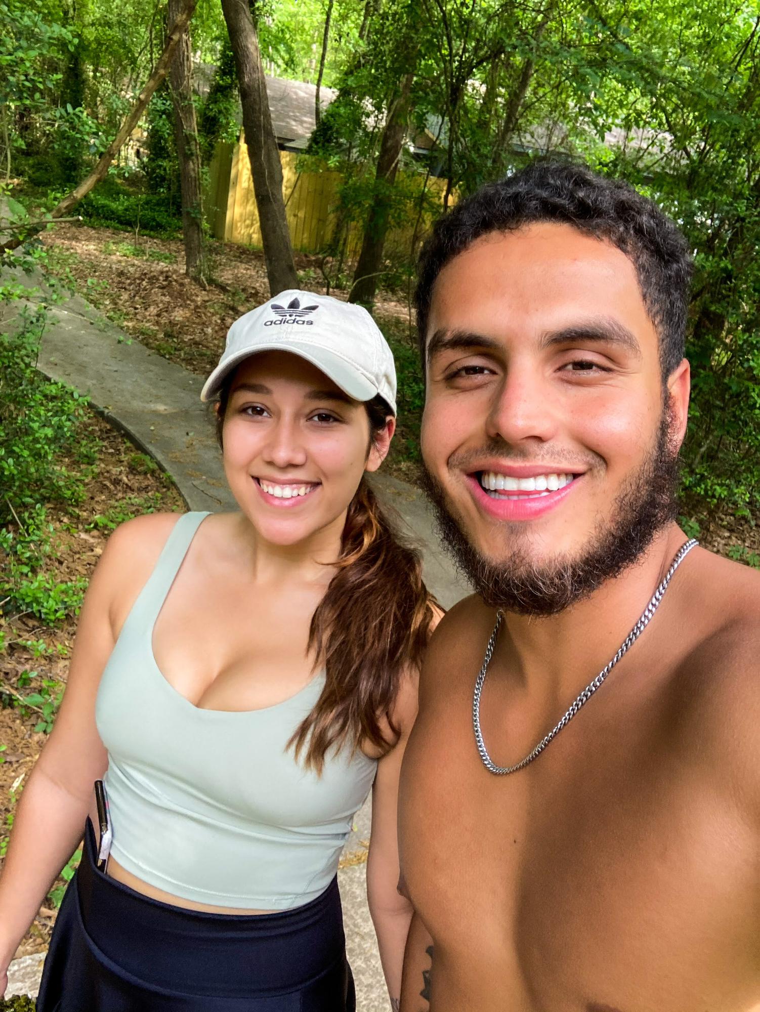 04/06/21 - One of our many hikes with the dogs! ¡Una de nuestras muchas caminatas con los perros!