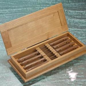 8 – 3 STEAK KNIVES IN A WOOD CHEST