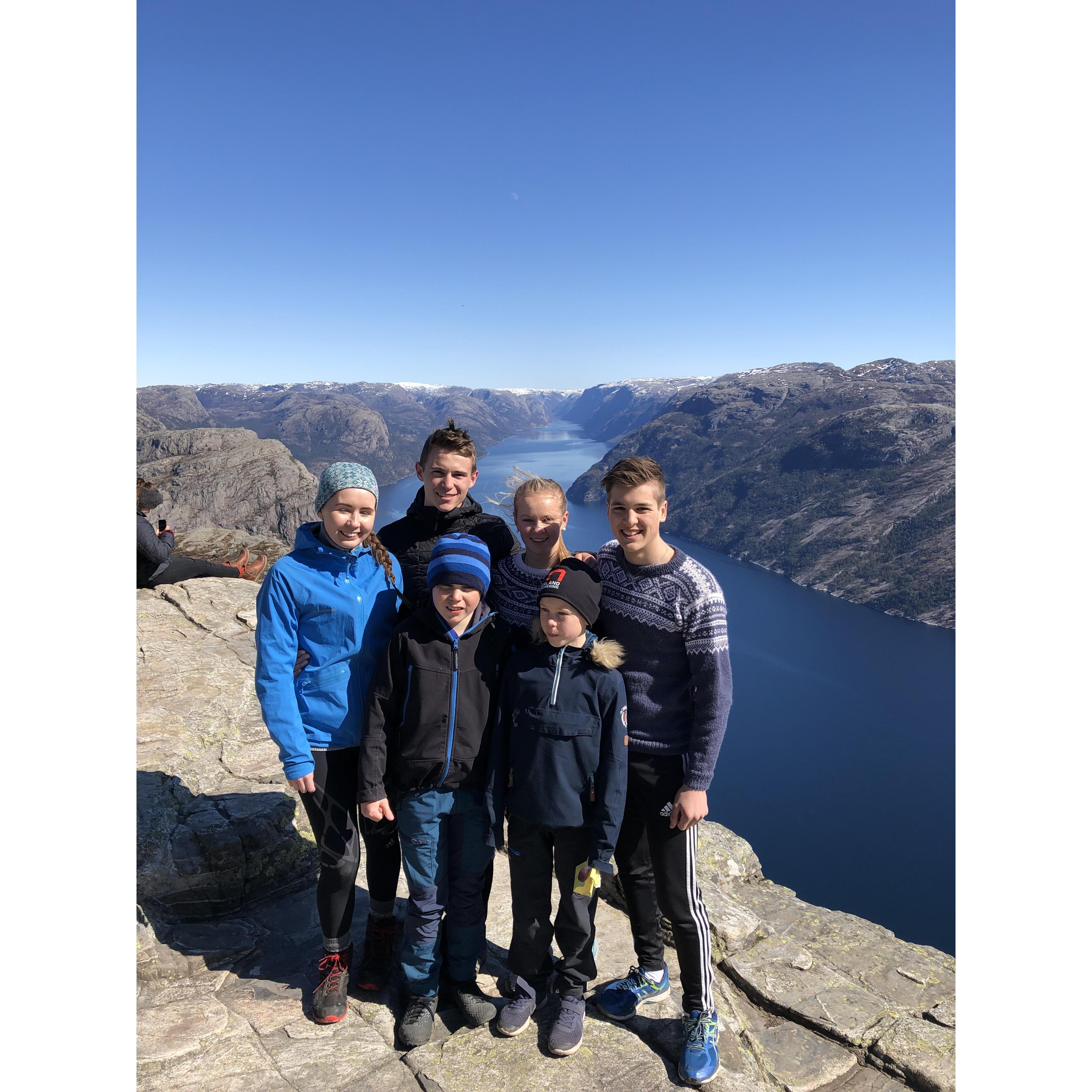 Preikestolen med familien Auestad