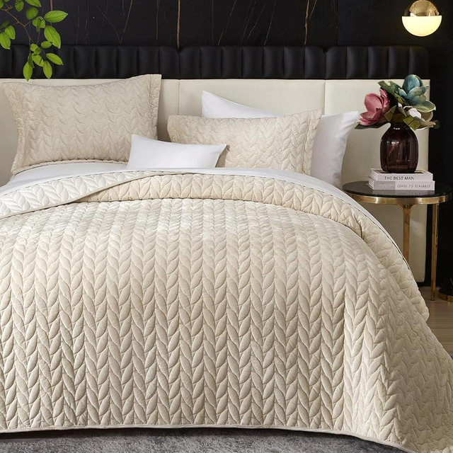 Ivellow Luxury Velvet Quilt Set King Size Bedding Sets Lightweight Ultra Soft Velvet Comforter Set Leaves Chevron Stitch Oversized Bedspread Coverlet 3 Pcs Full Bed Cover Sets for All Seasons Beige