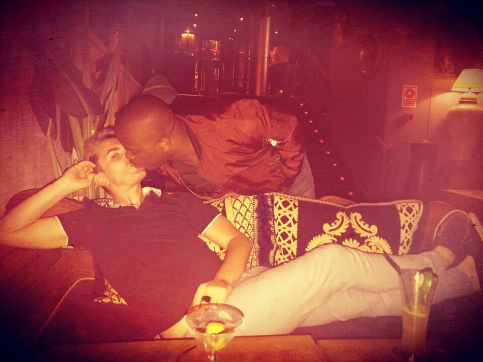 EN: Kisses between drinks in Barcelona ES: Besos despues de unos tragos en Barcelona
