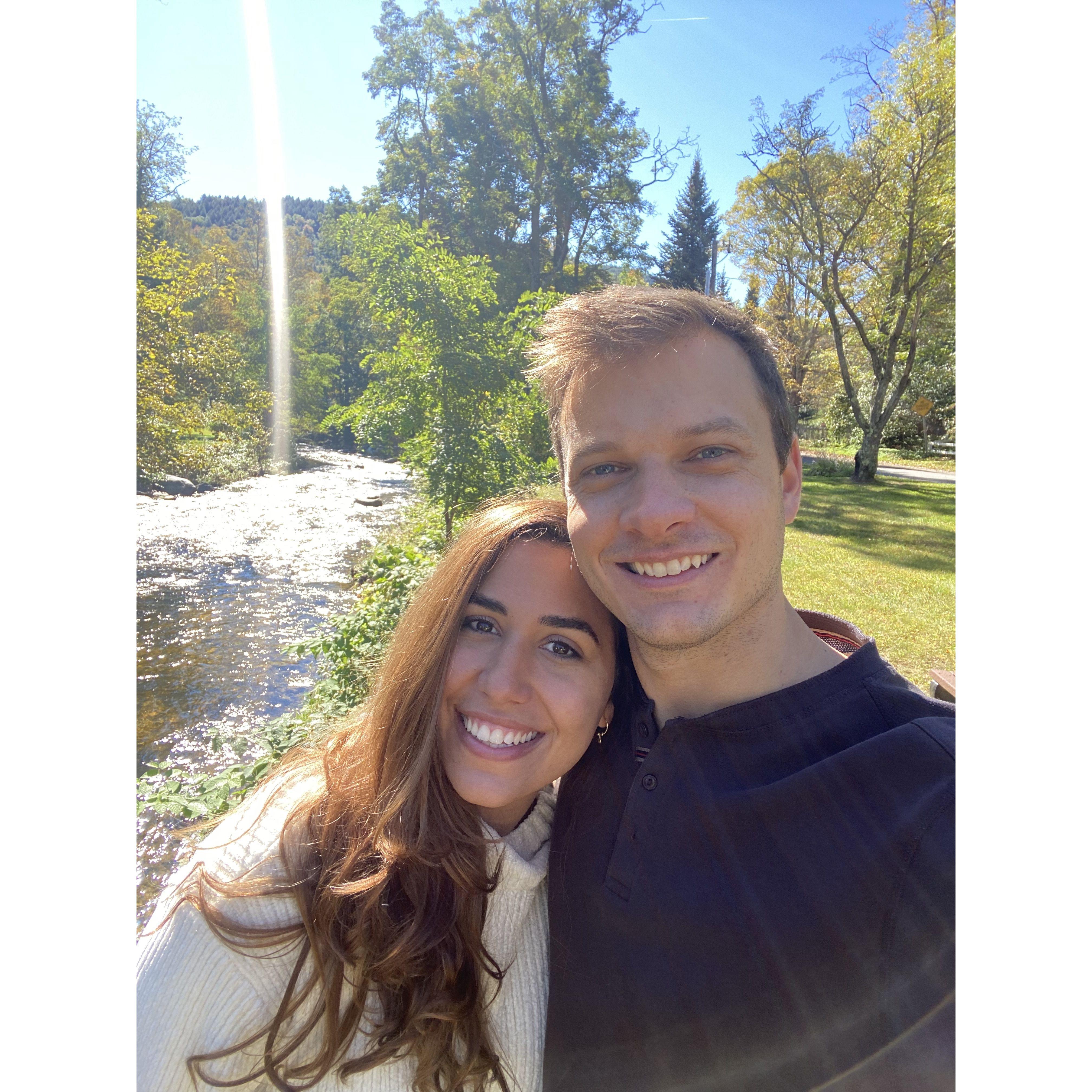 Setembro de 2021 — Um selfie em Grafton, Vermont, enquanto ensaiávamos o script do casamento dos Brown 💛