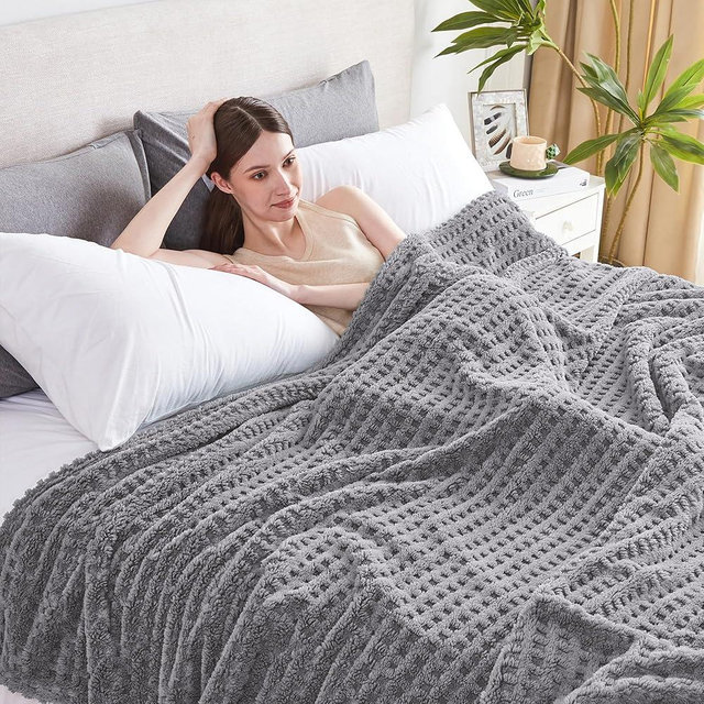 Serenhom Soft Cozy Fuzzy Fleece Throw Blanket, Waffle Light Grey, 50x60 Inches – Lightweight, Fluffy, and Warm 3D Jacquard All-Season Blanket for Couch, Bed, Sofa, Home Decor, Camping, and Travel