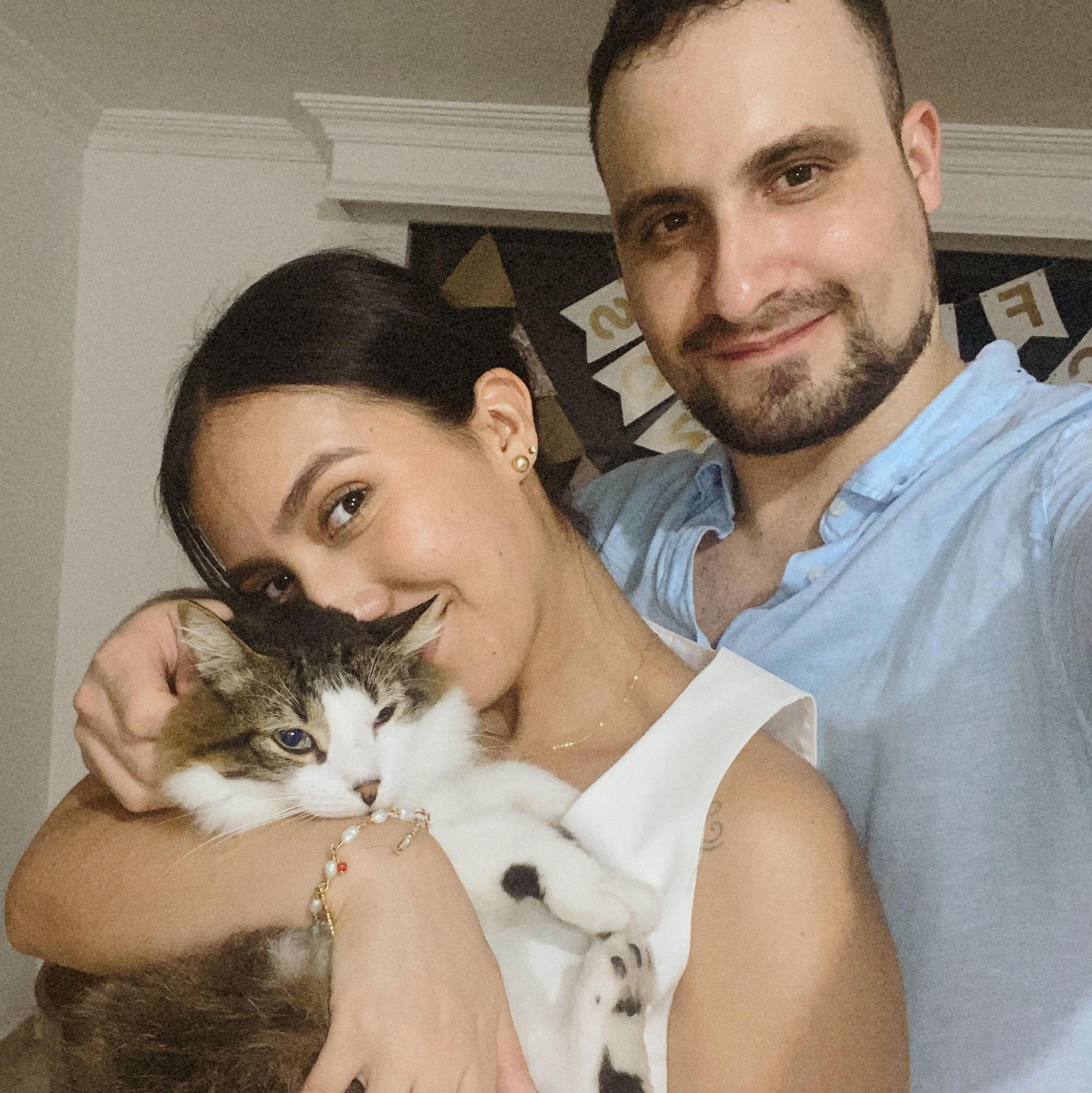 Nuestra primera foto familiar. Aquí hay puro amor y un gatico malgeniado.