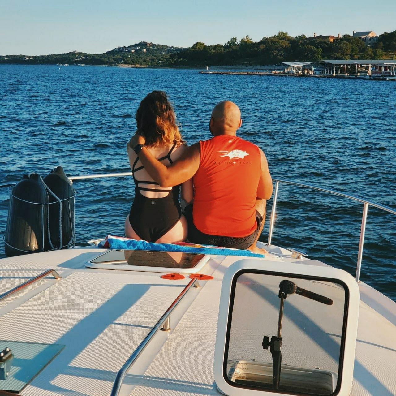📍 Lake Travis: 1st anniversary. Noé surprised Alecia with a boat ride and private dinner