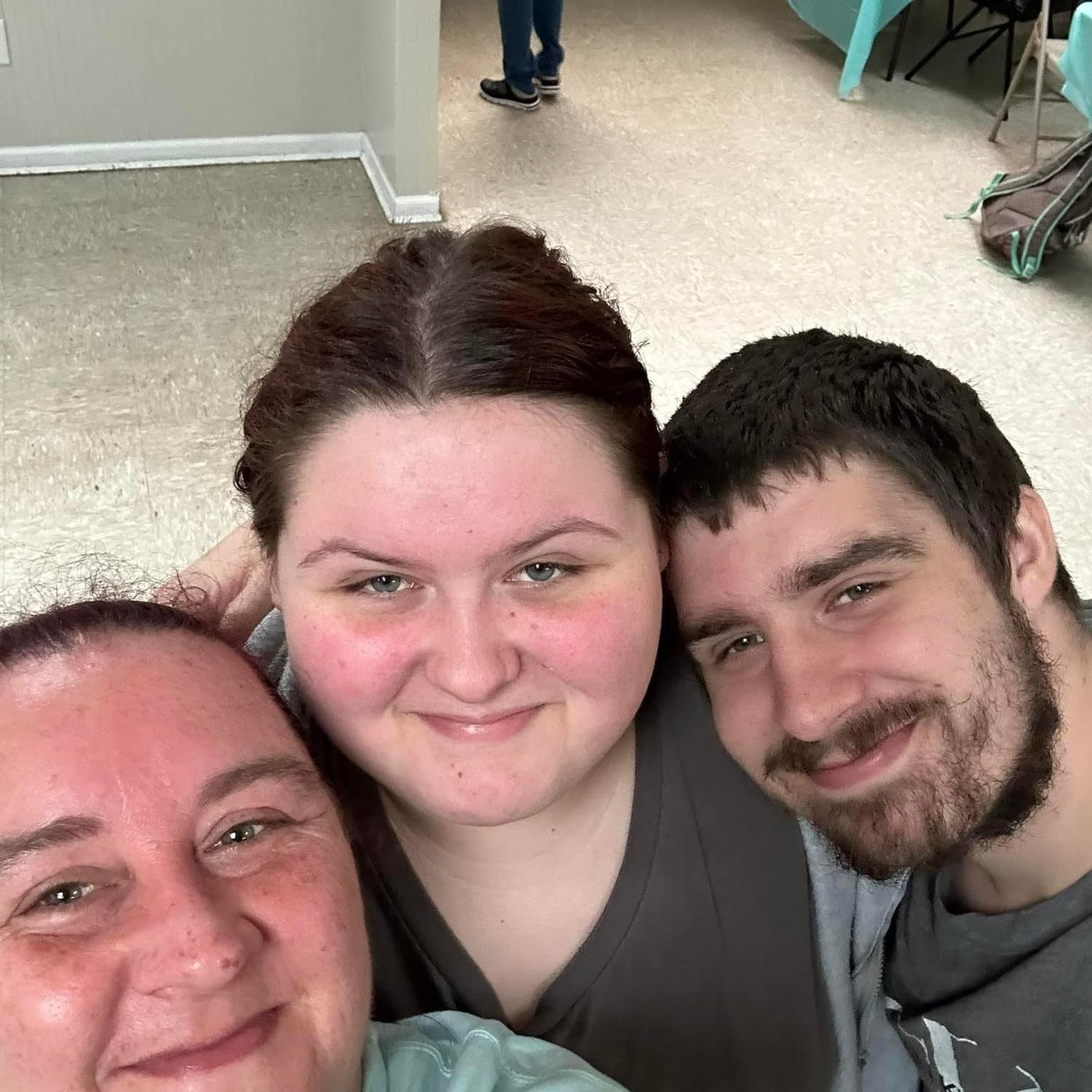 Momma bear and her cubs 💕