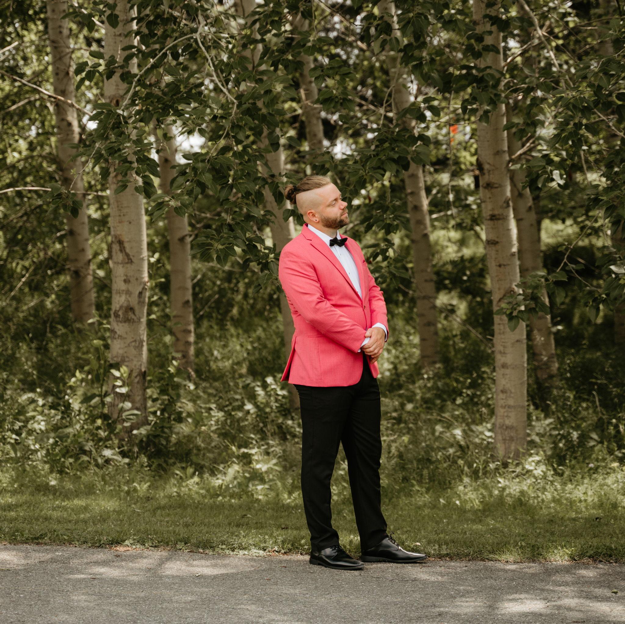 Il attend que Cynthia arrive...