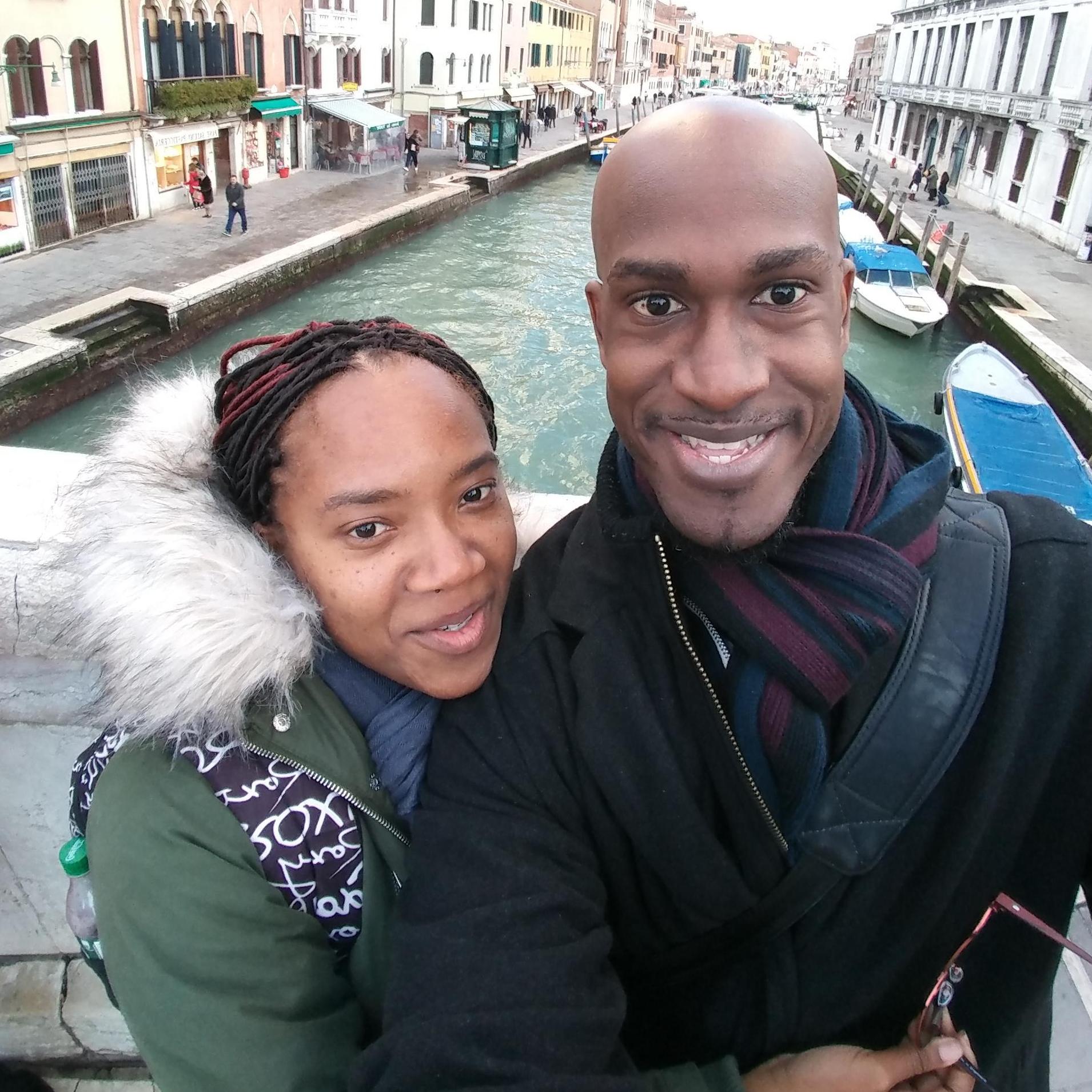 One of our favourite things to do as a couple #travelbuddies #venice #italy