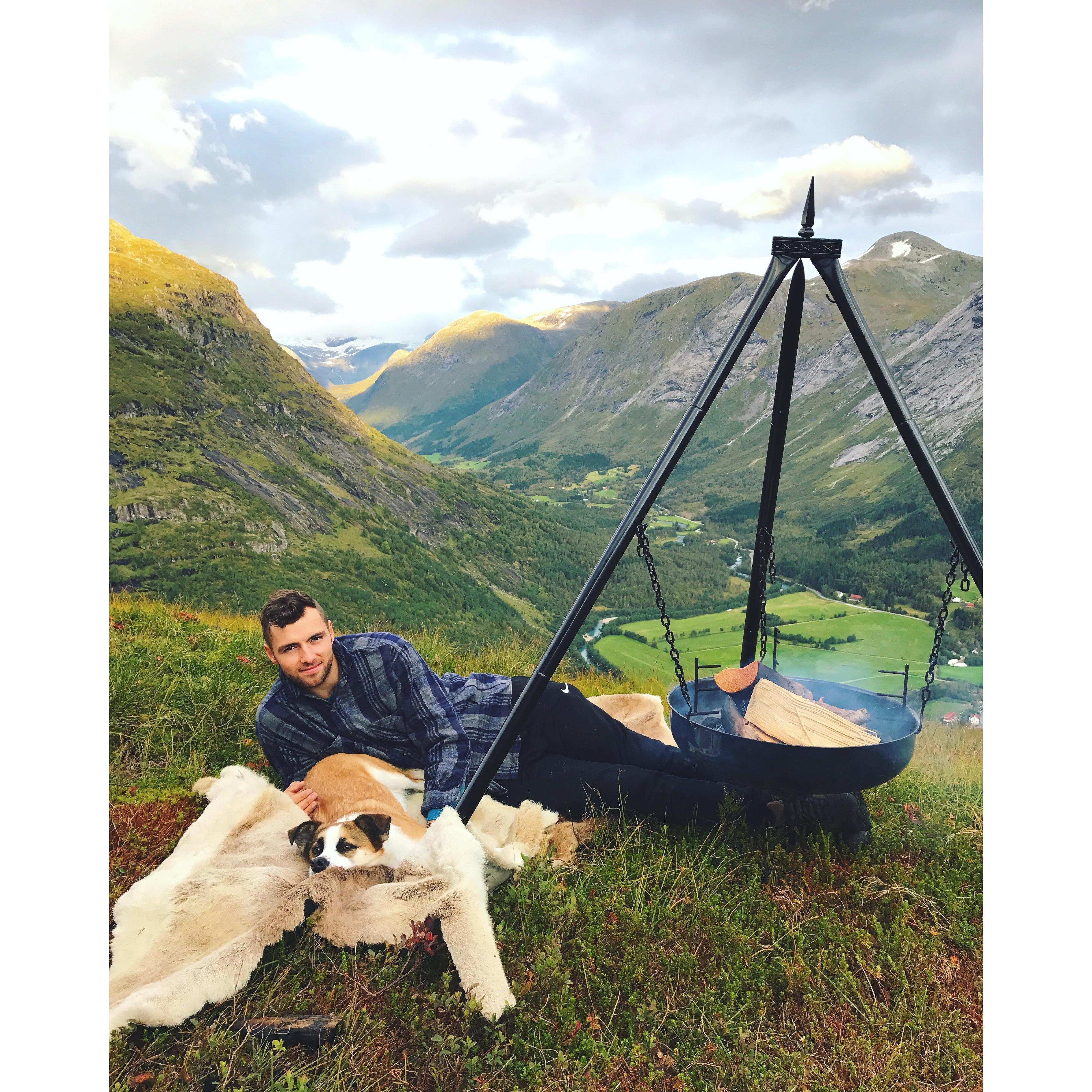 Telttur på Klakeggsstøylen september 2017. Tonje sov elendig den natta, og det gikk nesten 1 år til neste gang. Kjetil som vanleg sov som ein stein.