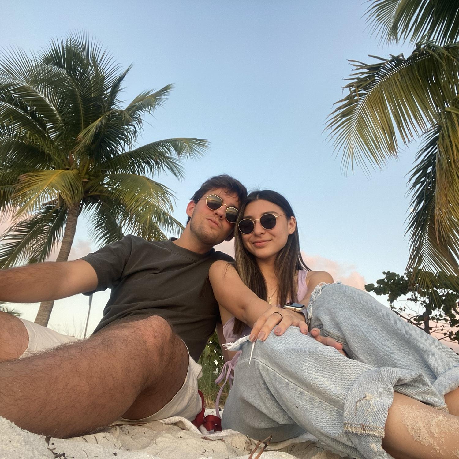 04/12/2022
Quique llevó a Jessica a la playa en Key Biscayne para ver el atardecer juntos y seguir conociéndose!