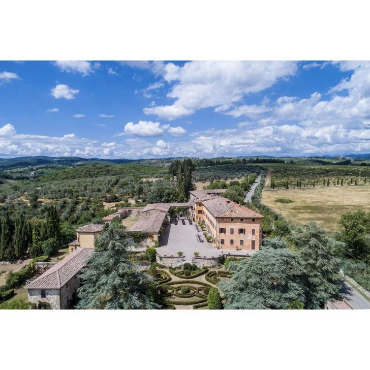 The Villa and Fattoria di Catignano are two buildings intimately linked which form part of one single residential, country mansion.